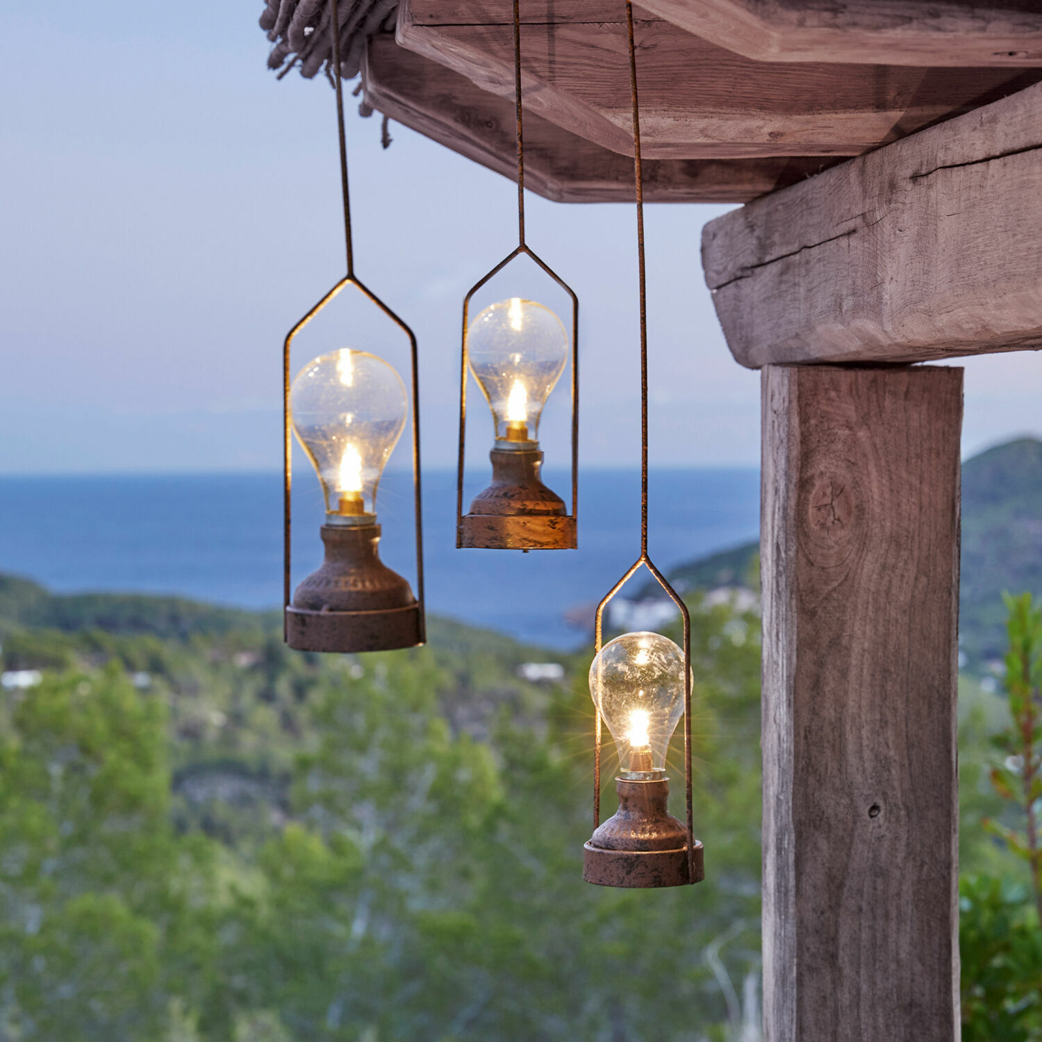 Lot de 3 lanternes LED à suspendre Chambéry Trois lampes suspendues en métal avec ampoules, éclairage extérieur avec vue sur forêt et mer