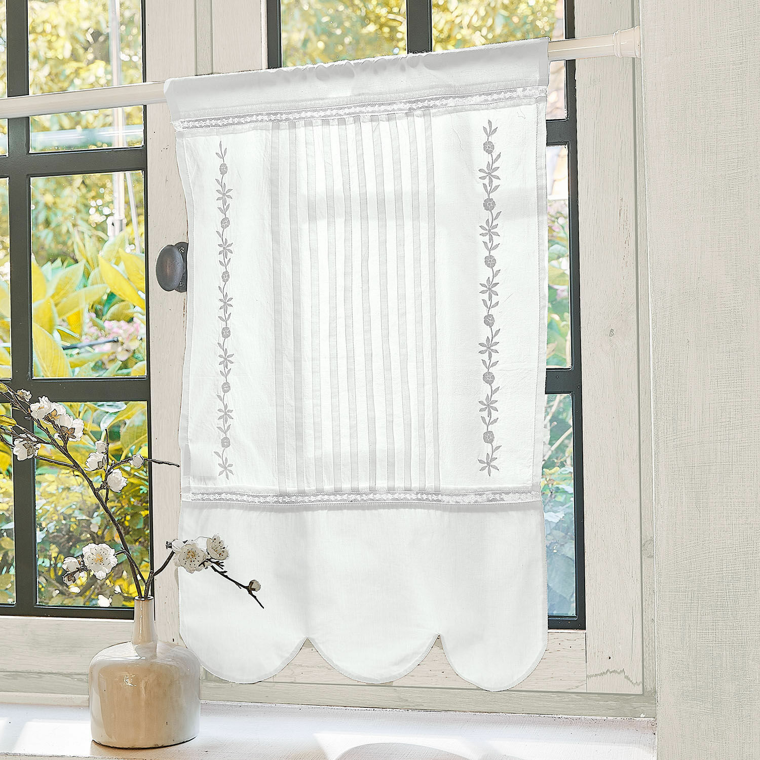 Brise-bise Wistelle Rideau blanc en coton avec broderie et plis, décoration de fenêtre avec motif floral délicat