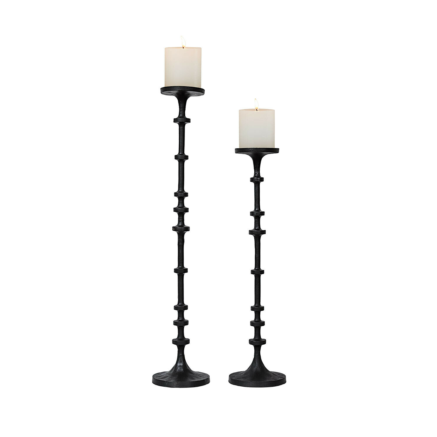 Lot de 2 bougeoirs Reville Ensemble de deux bougeoirs en métal noir avec bougies blanches, décoration intérieure, éclairage