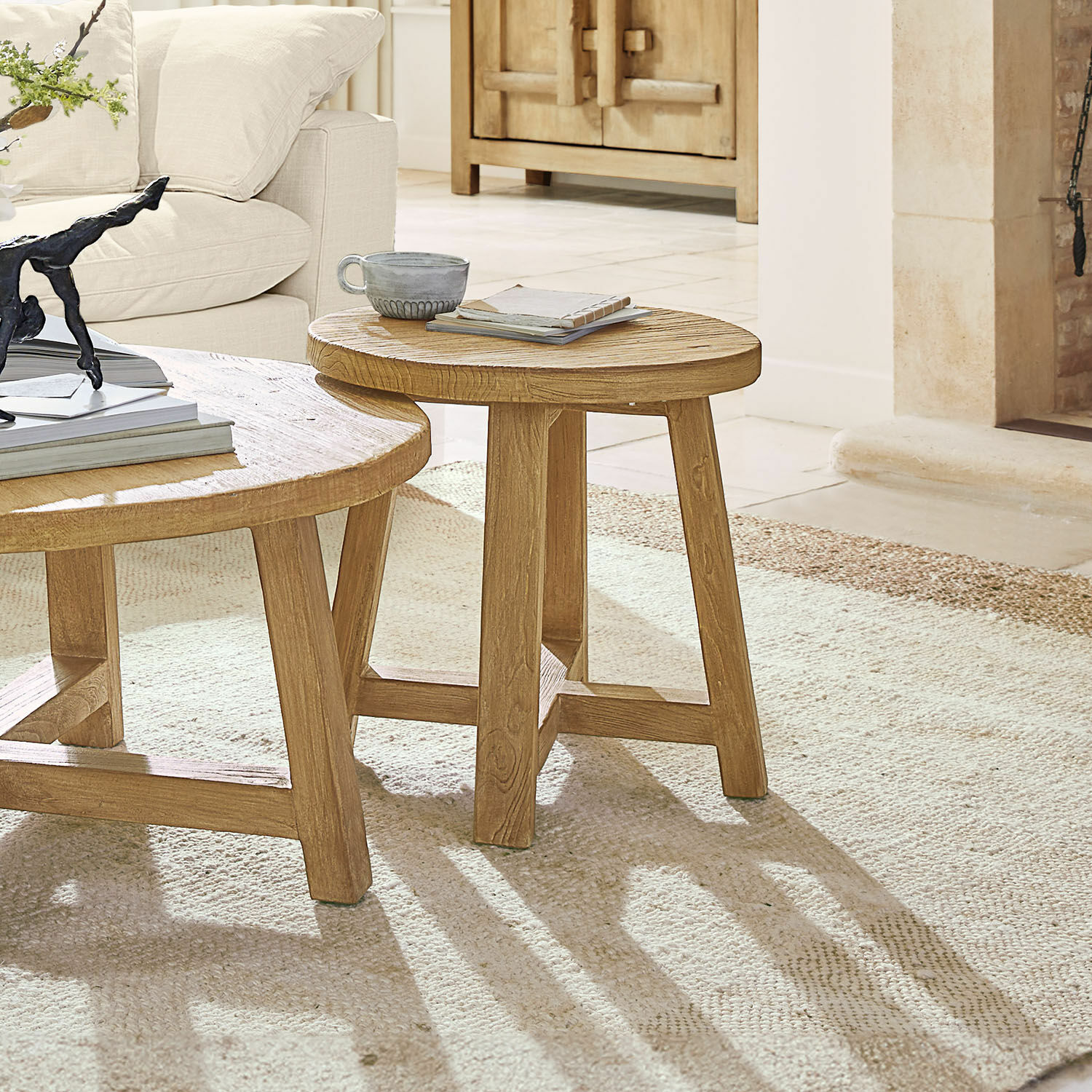 Table d'appoint Gorivel Table basse en bois naturel sur tapis clair dans un salon avec canapé beige et décoration moderne