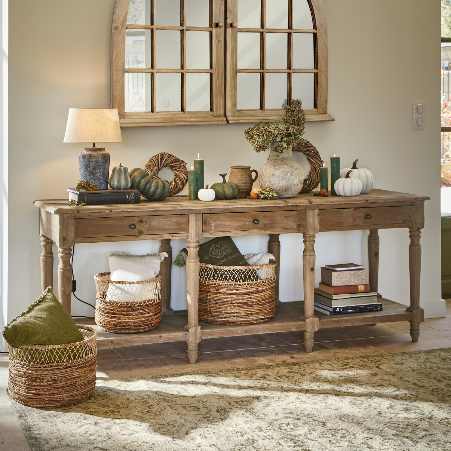 Console Misérieux Console en bois avec décorations d'automne, lampe et paniers en osier dans un intérieur chaleureux