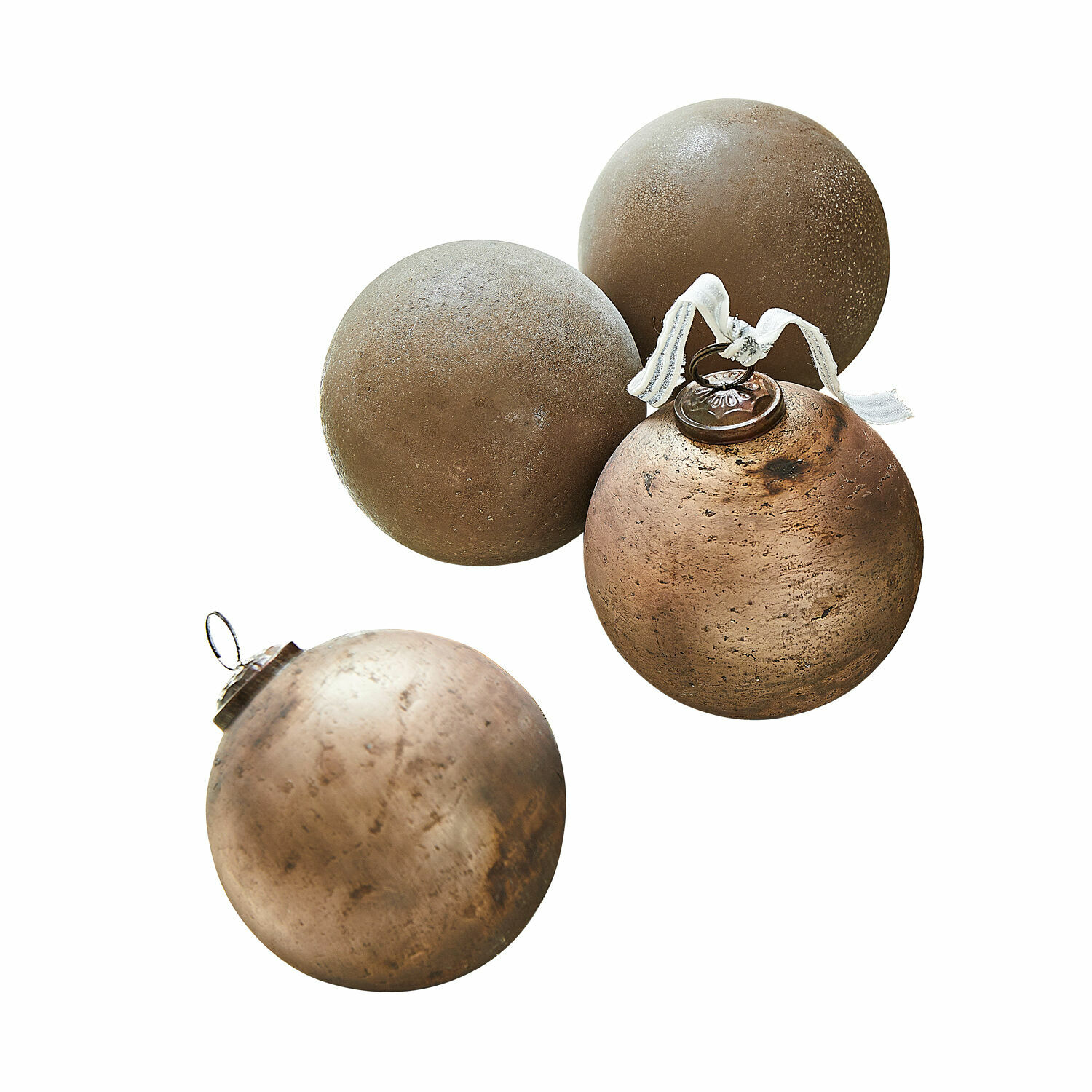 Lot de 4 boules de Noël Ophraine Ensemble de quatre boules de Noël mates en nuances de brun et cuivre pour décoration festive