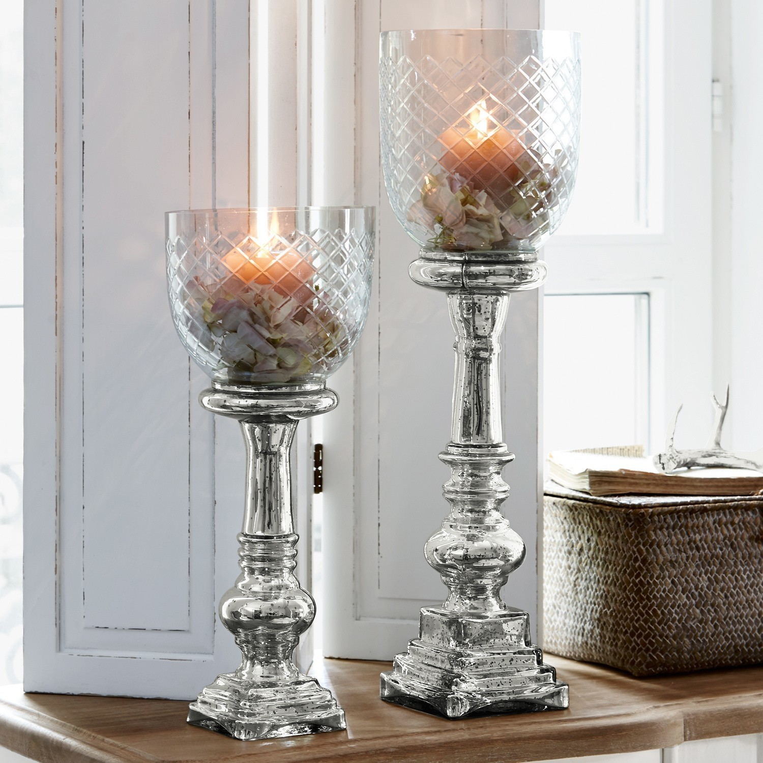 Lot de 2 bougeoirs Layci Deux bougeoirs argentés avec abat-jours en verre et fleurs, décoration intérieure sur table en bois