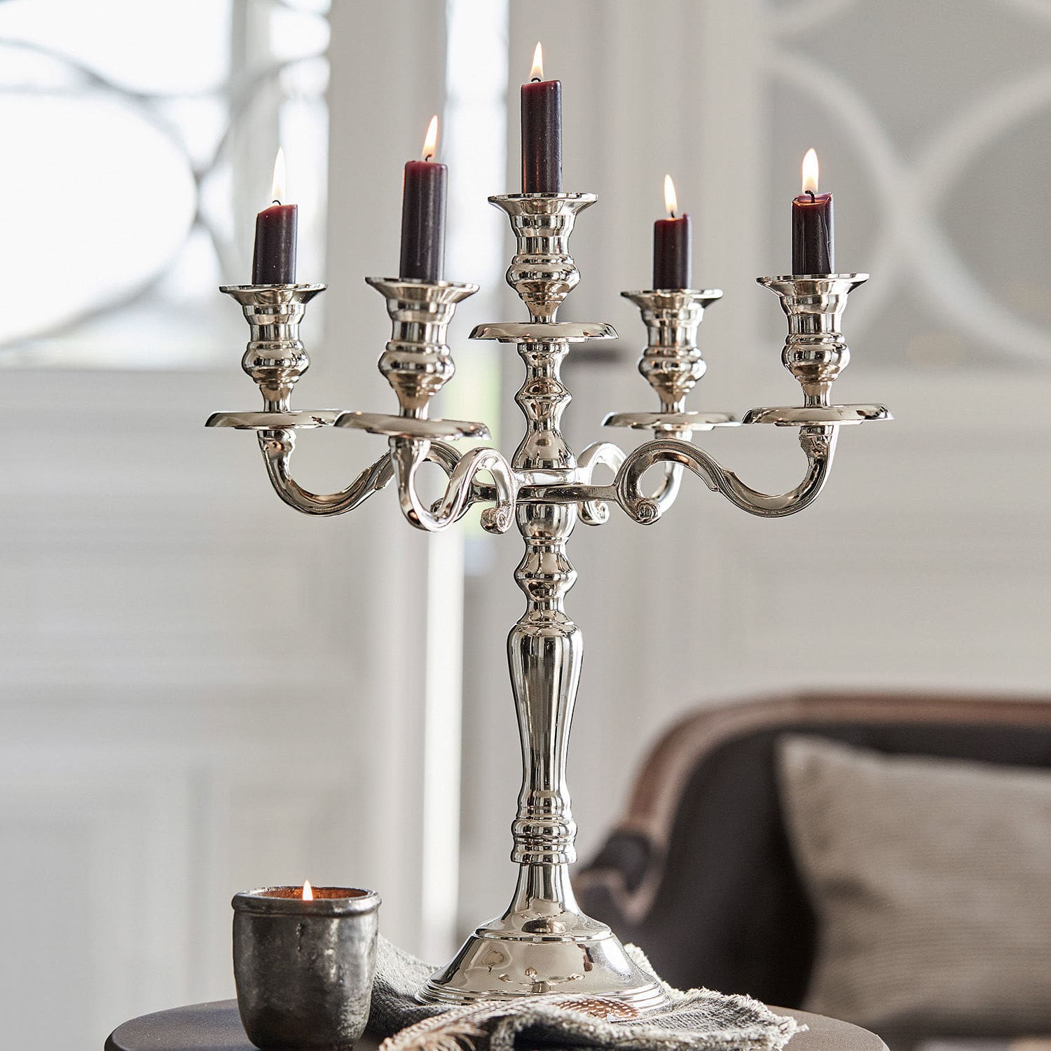 Chandelier Lannet Chandelier en métal argenté avec cinq bougies bordeaux, décoration élégante pour intérieur et table