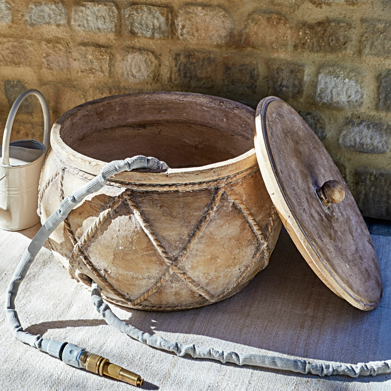Pot pour tuyau d’arrosage Hulcier Grand pot en céramique beige avec couvercle et motif géométrique, décoration d'intérieur rustique