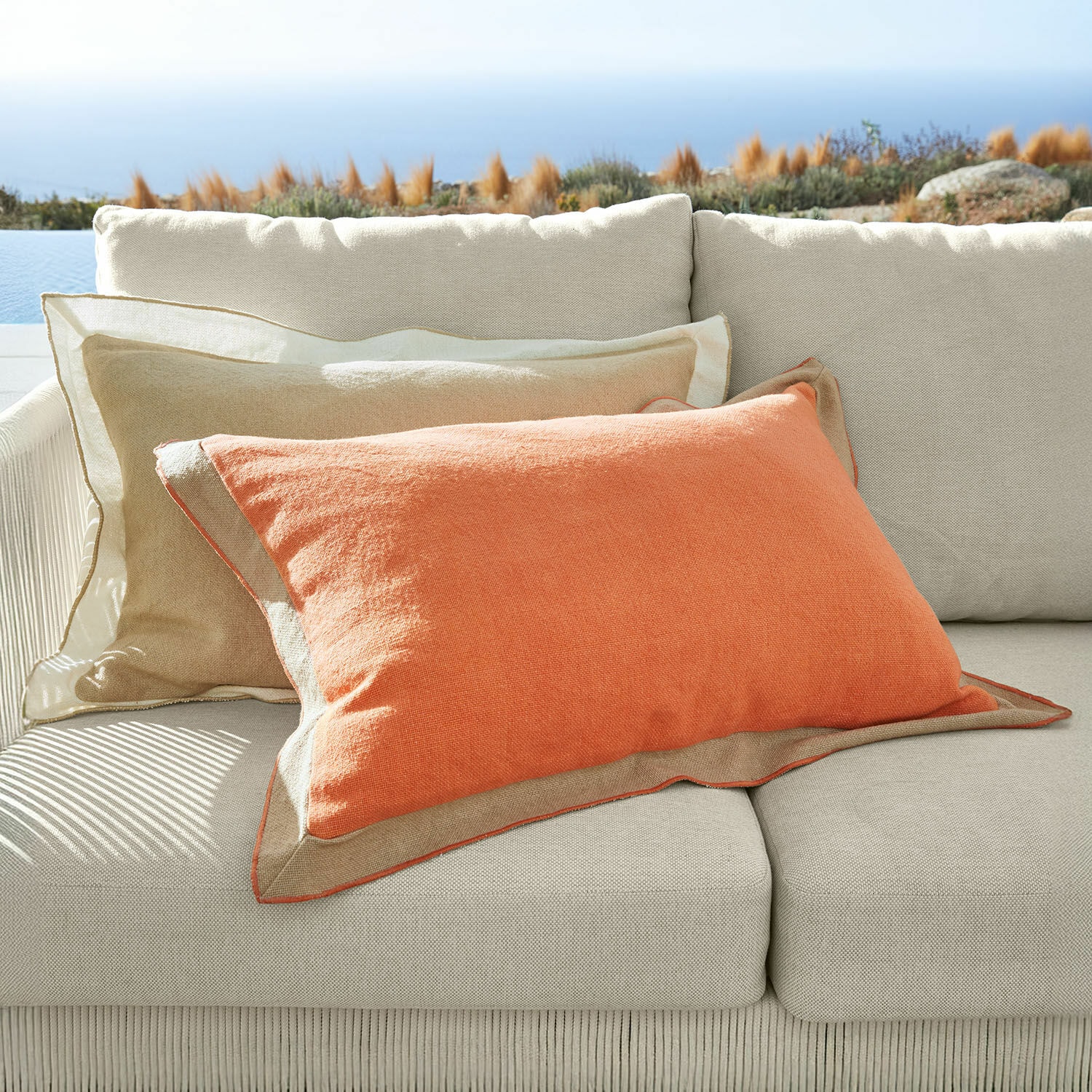 Lot de 2 housses de coussins Florcelles Canapé beige avec trois coussins décoratifs orange et beige en tissu coton pour salon extérieur