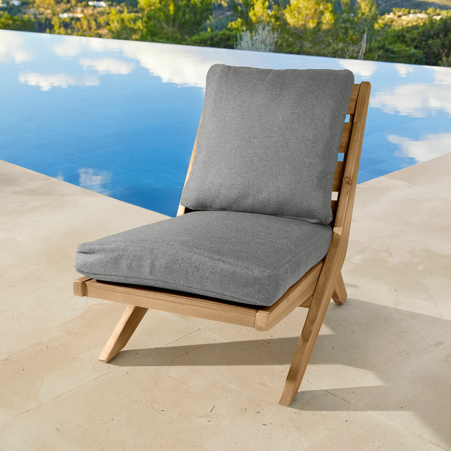 Chaise lounge FSC®-100% Montivaux Chaise longue en teck avec coussins gris, parfaite pour se détendre au bord de la piscine