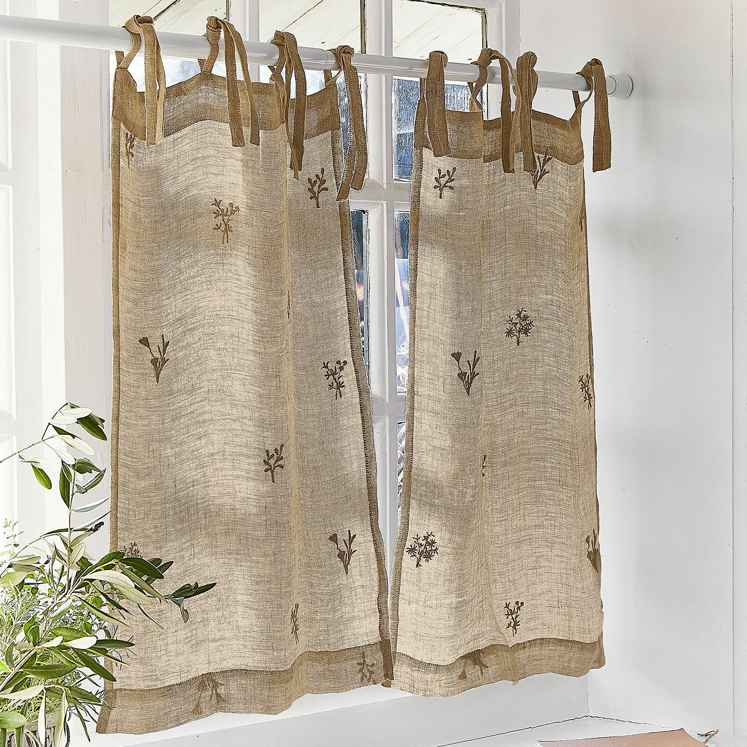 Brise-bise Arceline Rideaux en lin beige naturel avec broderies florales pour une décoration de fenêtre élégante