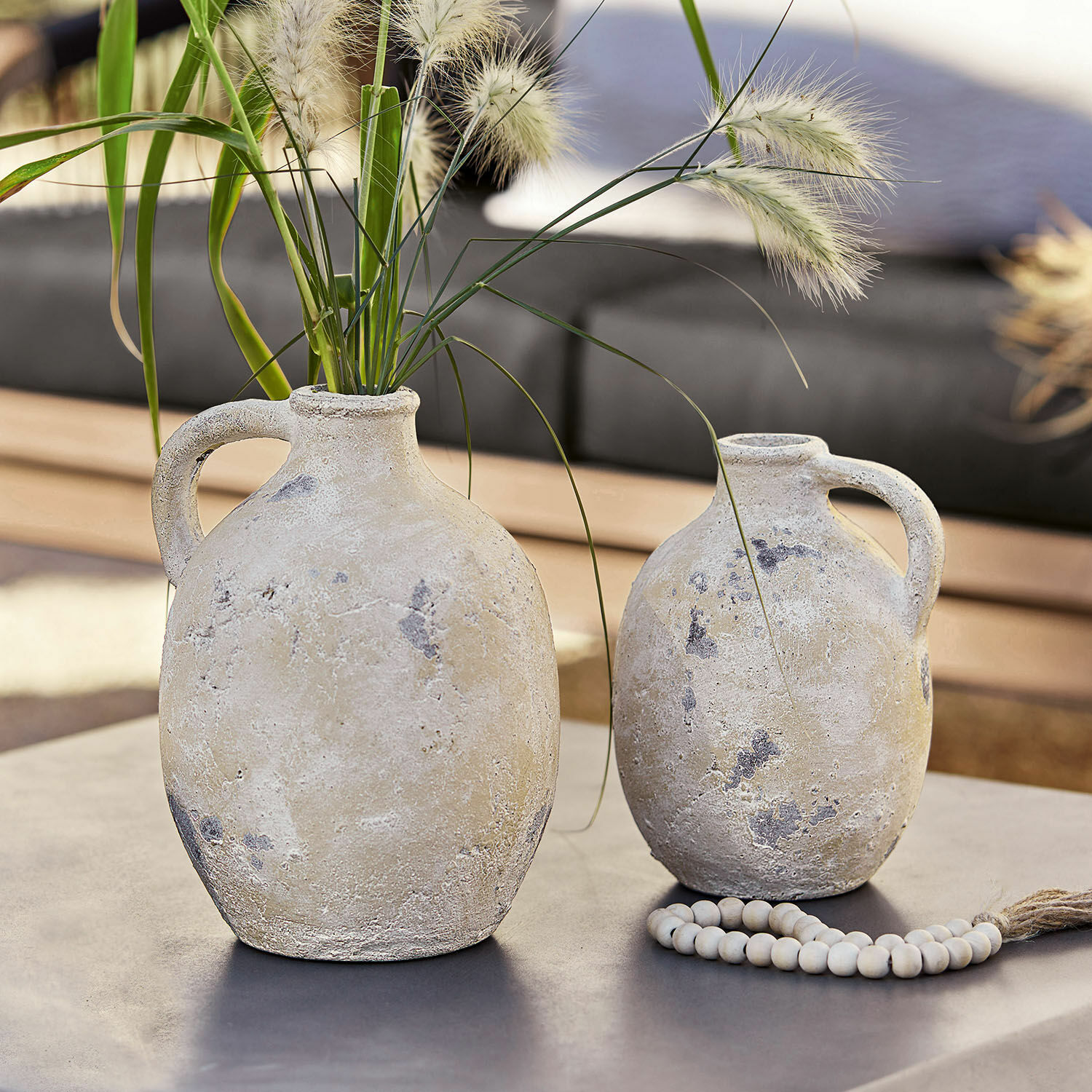 Lot de 2 vases Yvorne Deux vases rustiques en céramique beige sur une table, décoration intérieure et extérieure