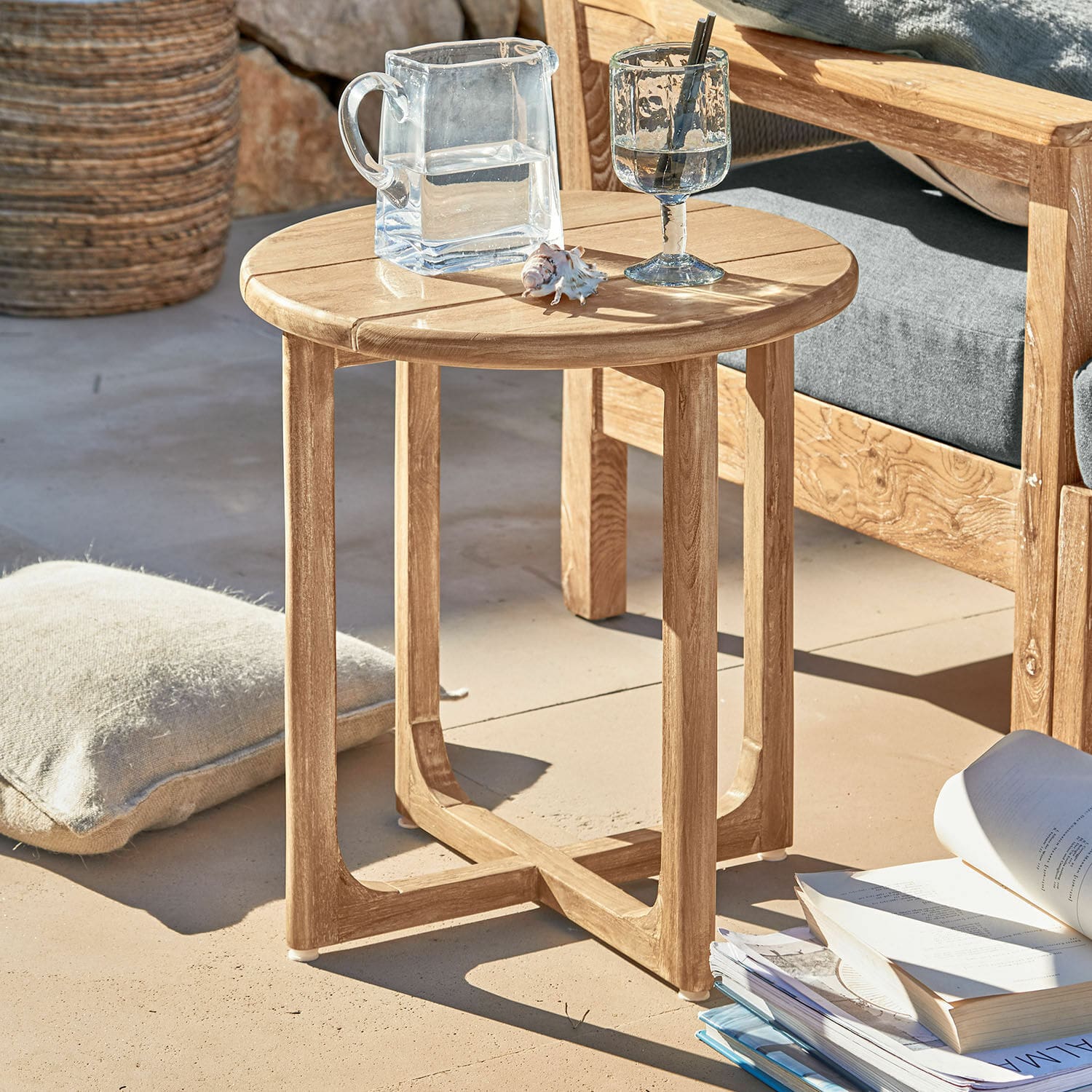 Table d'appoint Tewksbury Table d'appoint ronde en bois de teck naturel pour terrasse ou balcon extérieur