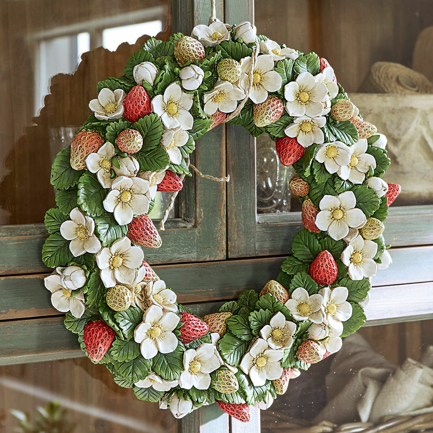 Couronne Strawberry Couronne décorative avec fleurs blanches et fraises rouges et jaunes sur feuilles vertes, décoration murale