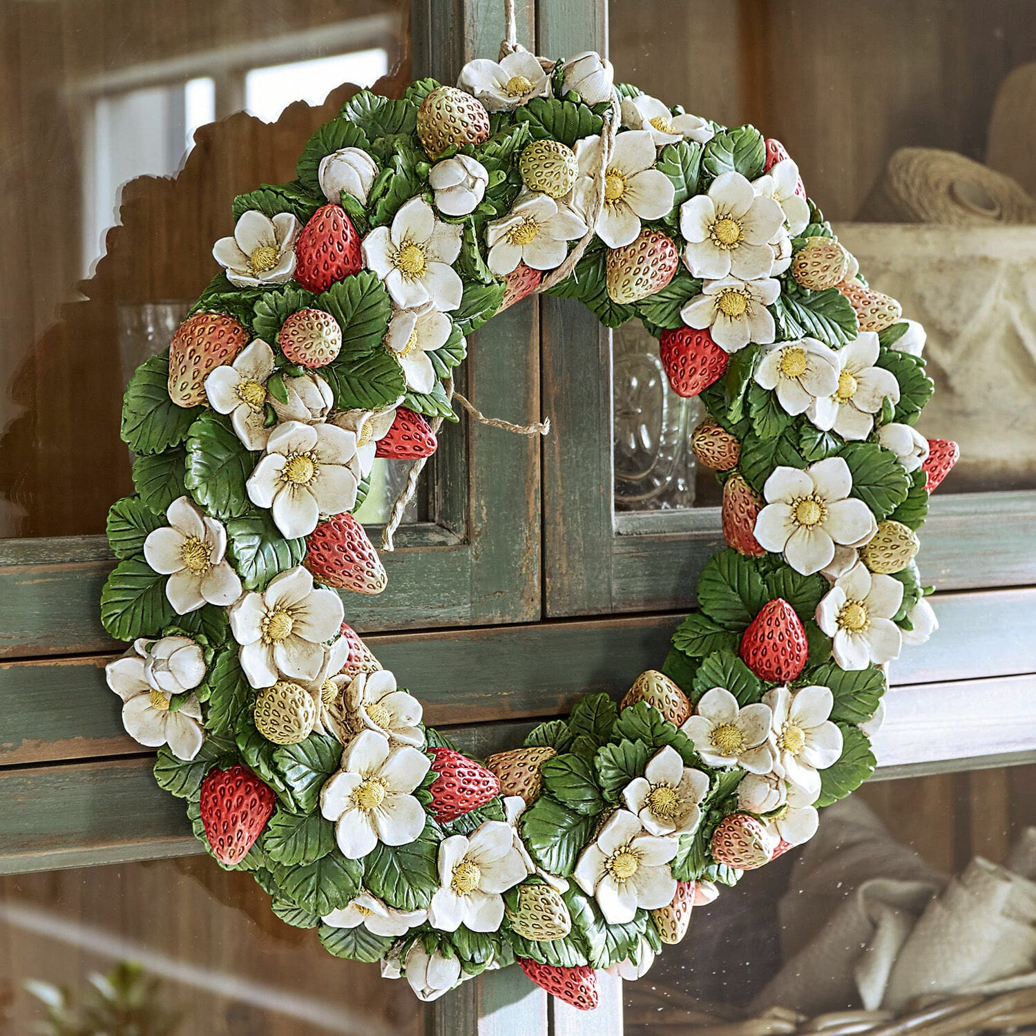 Couronne Strawberry Couronne décorative avec fleurs blanches et fraises rouges et jaunes sur feuilles vertes, décoration murale
