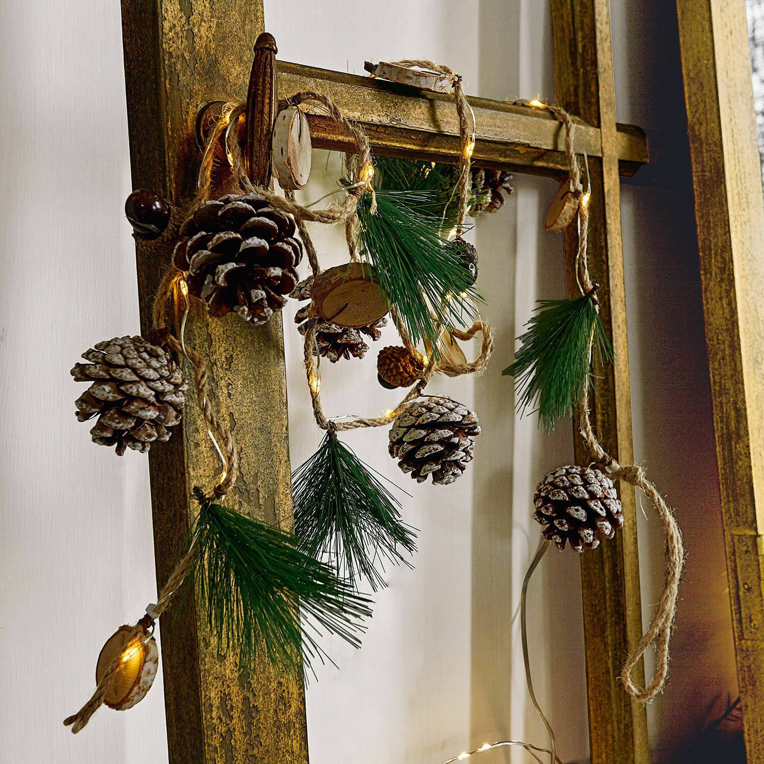 Guirlande lumineuse Clay Guirlande décorative avec pommes de pin, branches vertes et lumières LED sur corde en jute pour intérieur