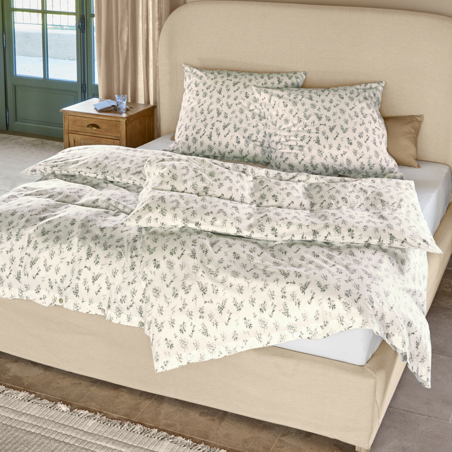 Linge de lit Somerlyn Parure de lit en coton crème avec motif végétal vert délicat sur un lit avec tête de lit beige