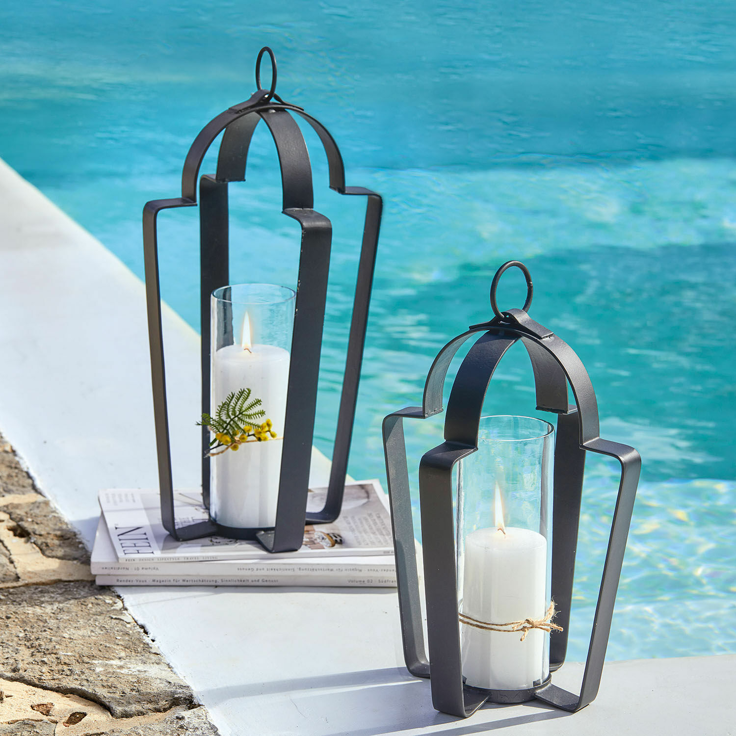 Lot de 2 lanternes Cime Lanternes noires en métal avec bougies blanches au bord de la piscine, décoration extérieure
