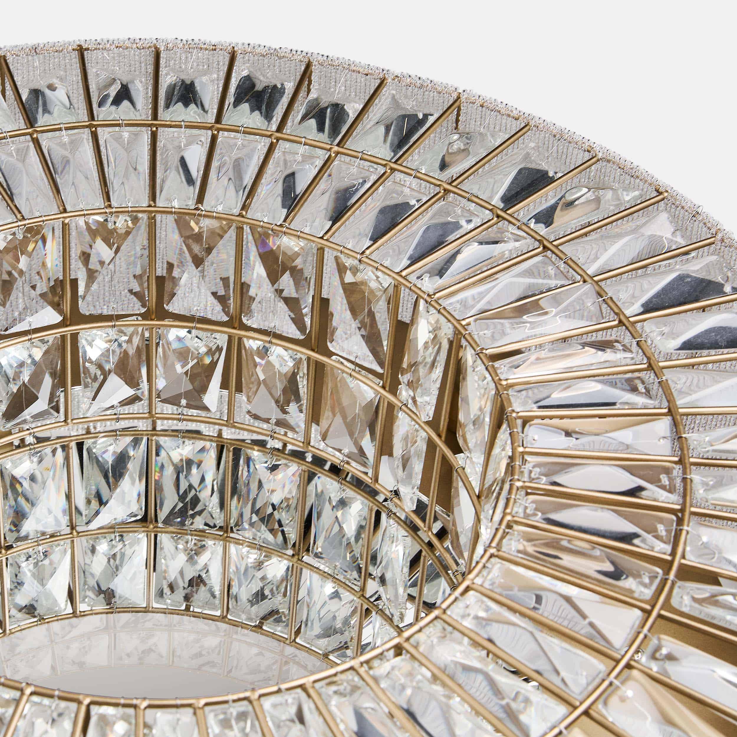 Lampe décorative en verre transparent et métal doré, design élégant pour intérieur moderne