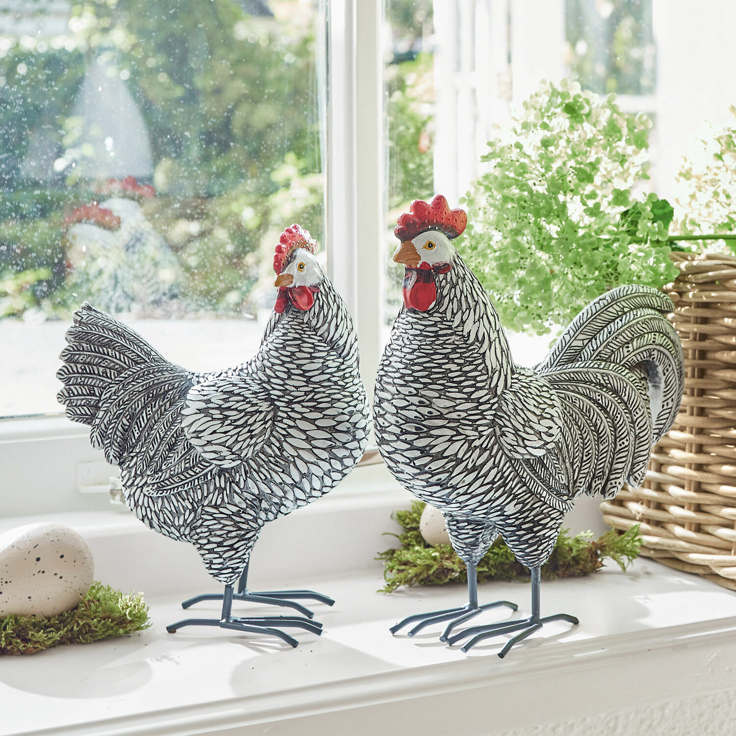 Coq et poule Mannis Figurines décoratives de coq et poule en métal noir et blanc posées sur un rebord de fenêtre avec plantes