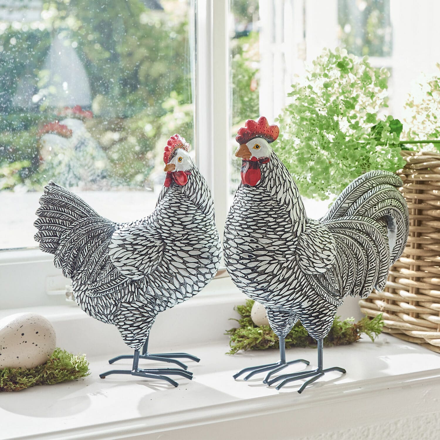Coq et poule Mannis Figurines décoratives de coq et poule en métal noir et blanc posées sur un rebord de fenêtre avec plantes
