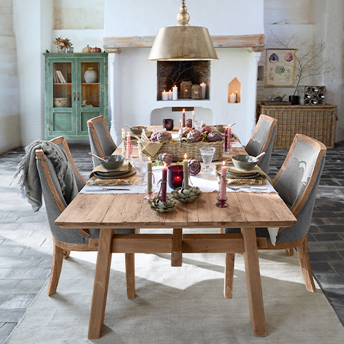 Table à manger en bois rustique avec chaises rembourrées grises et décorations de fête élégantes