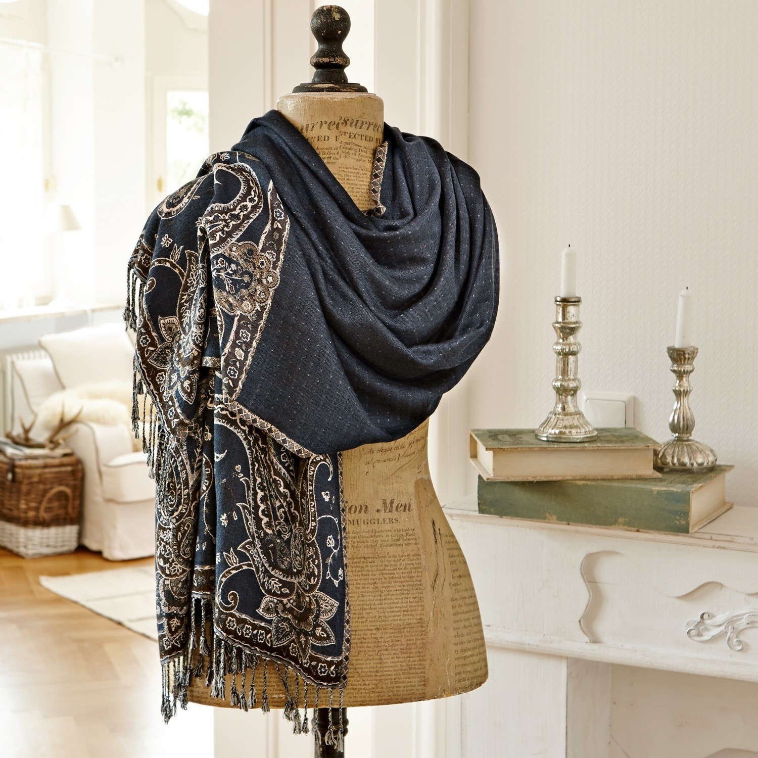 Étole Laine Écharpe bleu marine à motif paisley avec franges sur un mannequin dans un salon lumineux