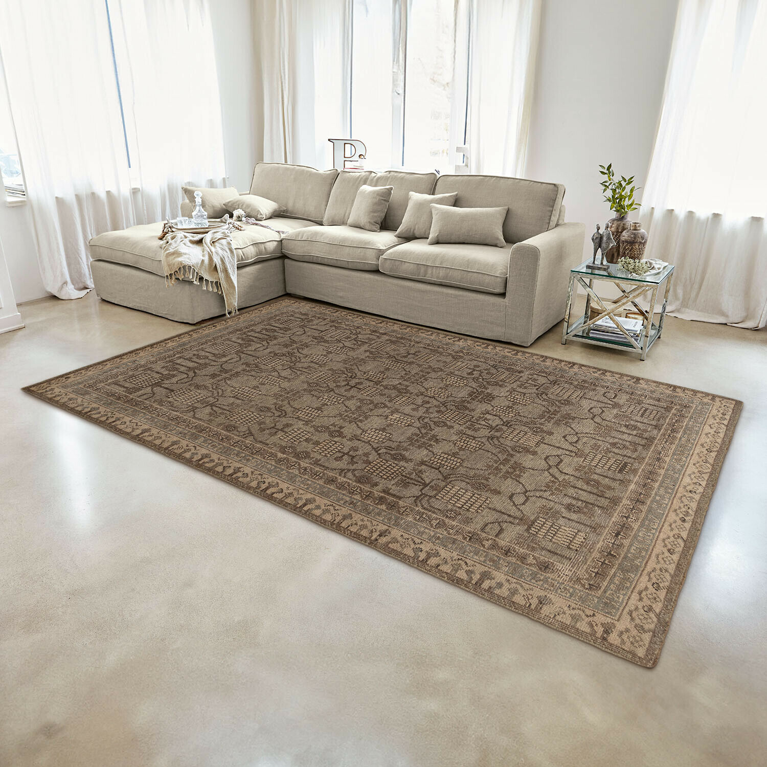 Tapis Hélavor Tapis beige à motif oriental sur sol clair dans un salon moderne avec canapé beige