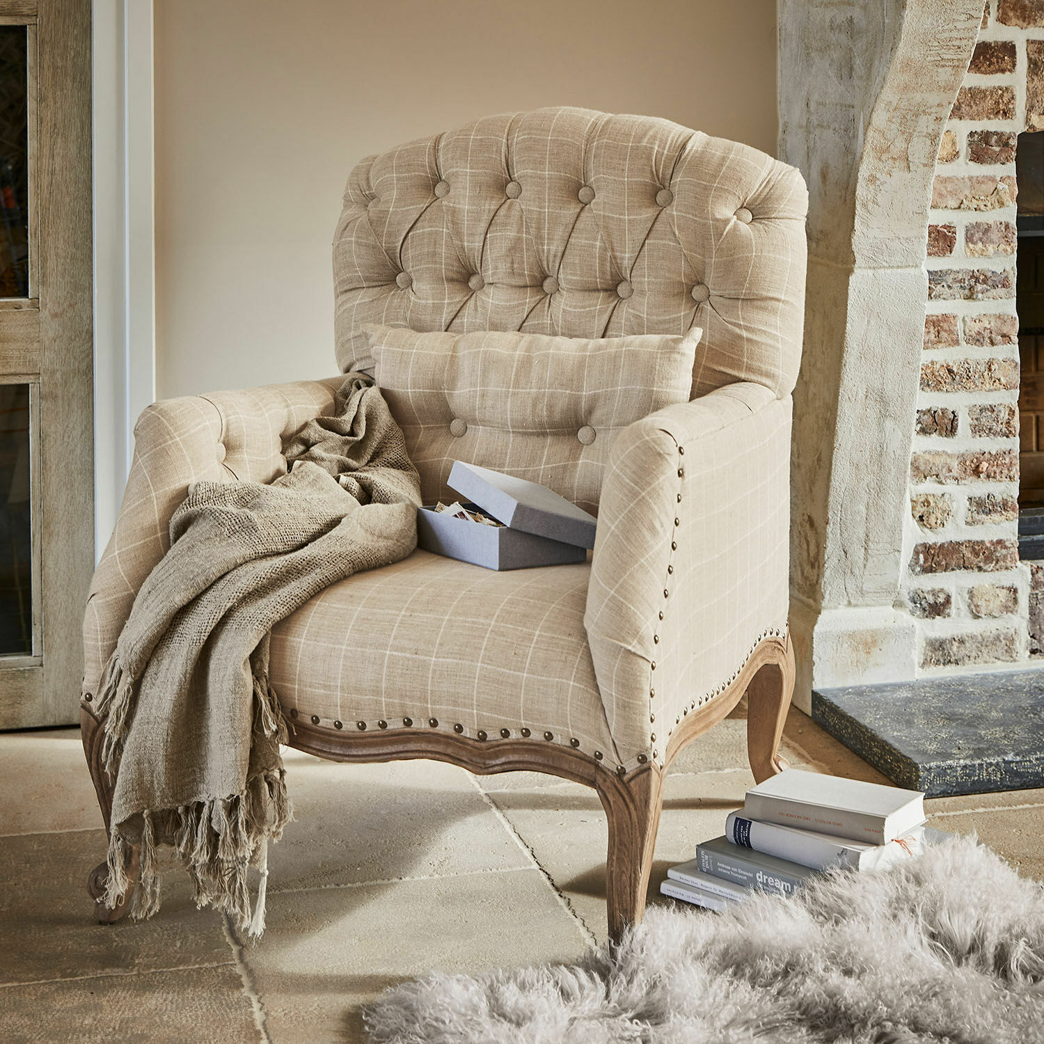 Fauteuil Leonardsown Fauteuil beige en tissu à carreaux avec cadre en bois et clous décoratifs, meuble confortable pour salon