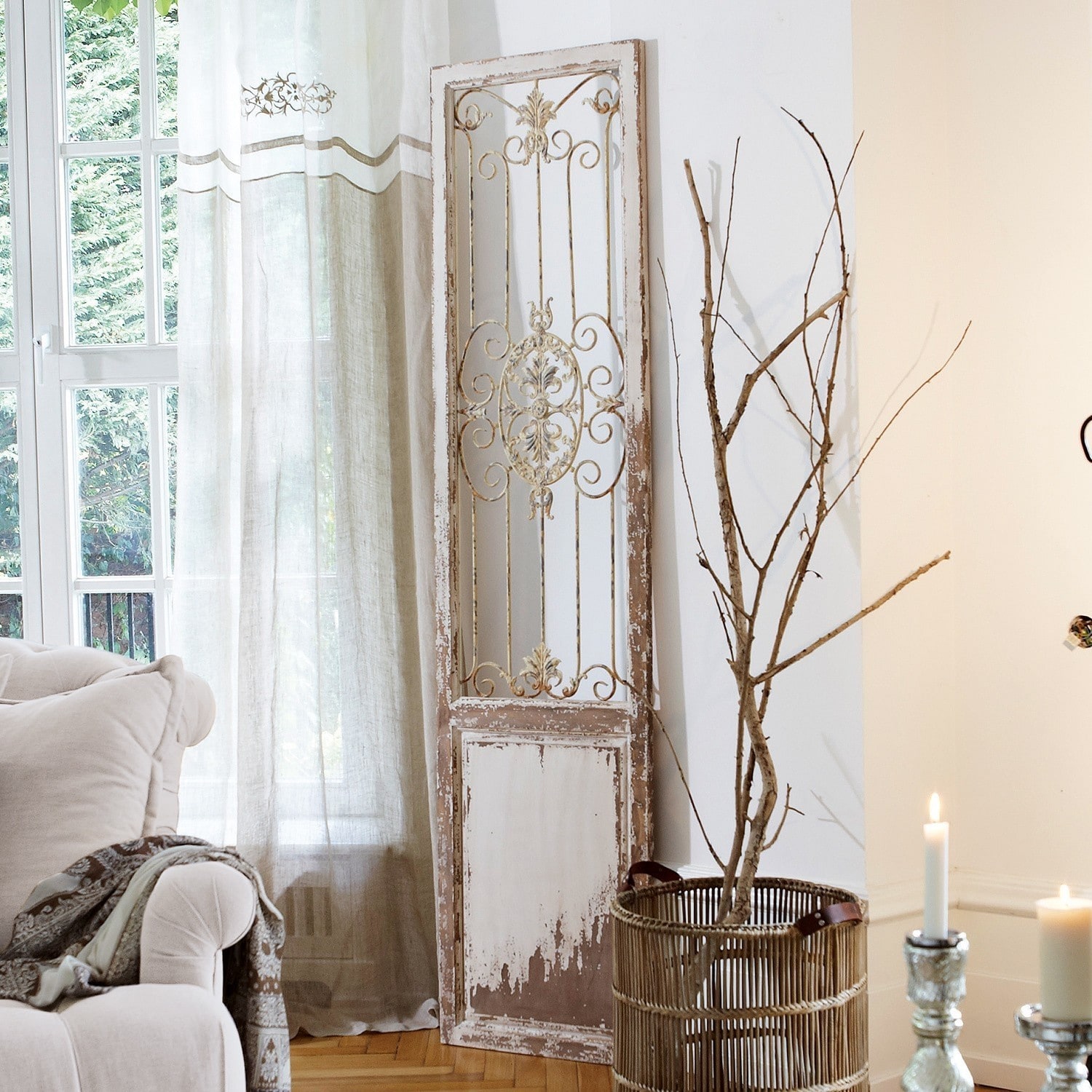 Panneau décoratif Versailles Décoration murale rustique en métal et bois blanc vieilli dans un salon lumineux