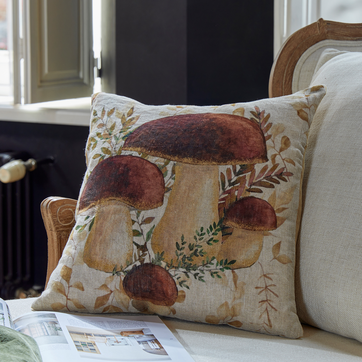 Coussin décoratif en lin avec motif champignons marron et beige pour salon cosy