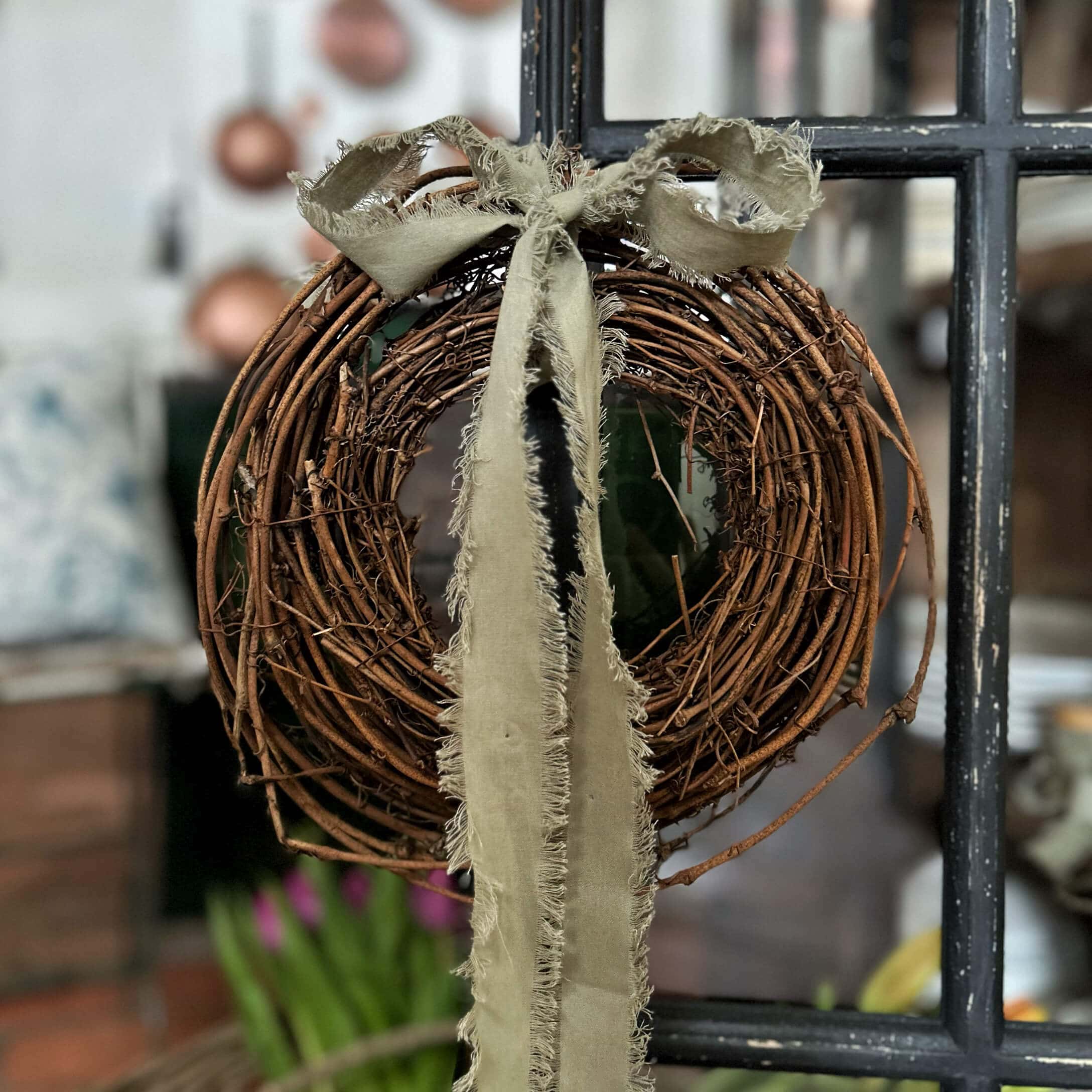 Couronne décorative en branches naturelles avec ruban beige effiloché pour décoration intérieure