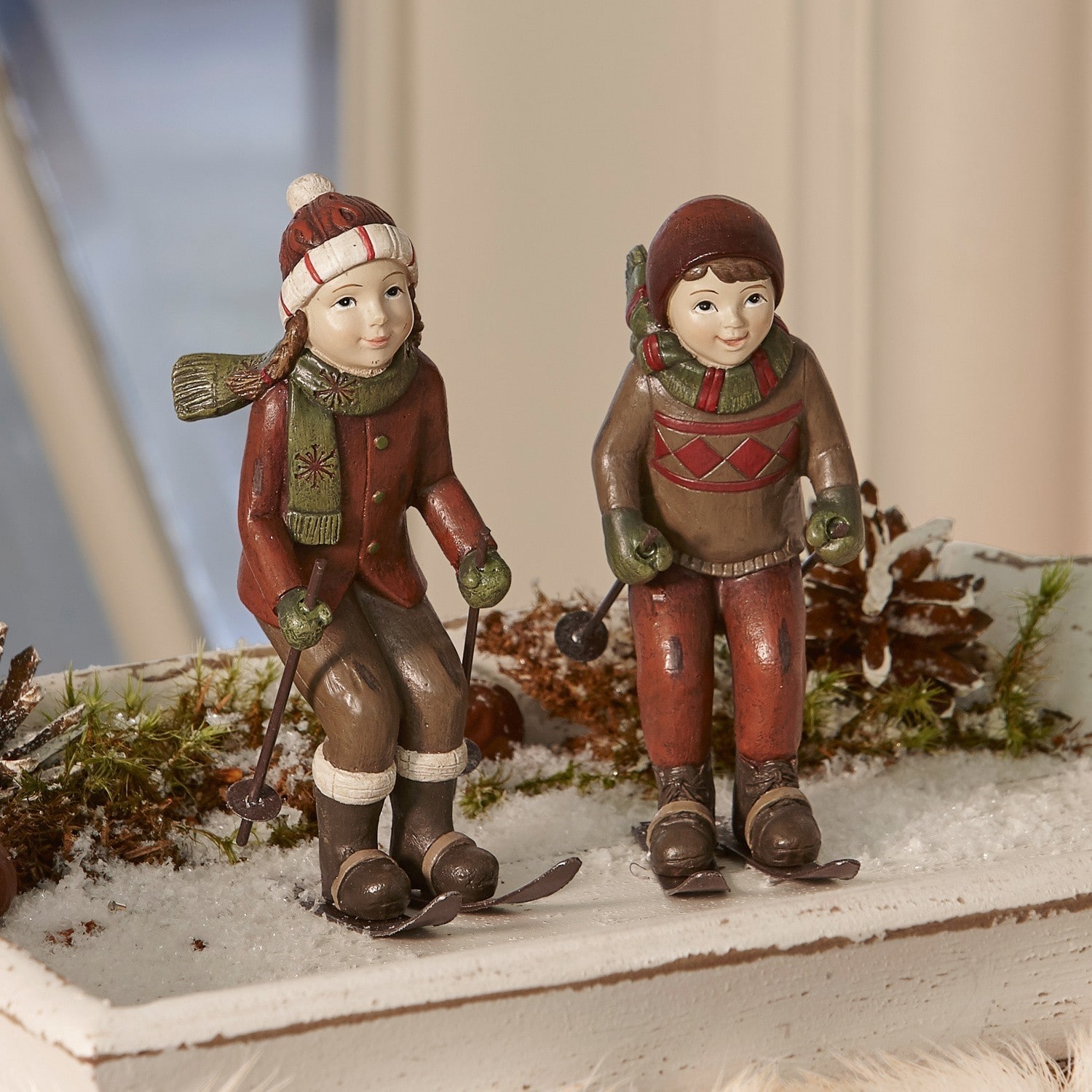 Lot de 2 figurines Bibury Figurines d'enfants en tenue marron et rouge faisant du ski pour décoration hivernale de Noël