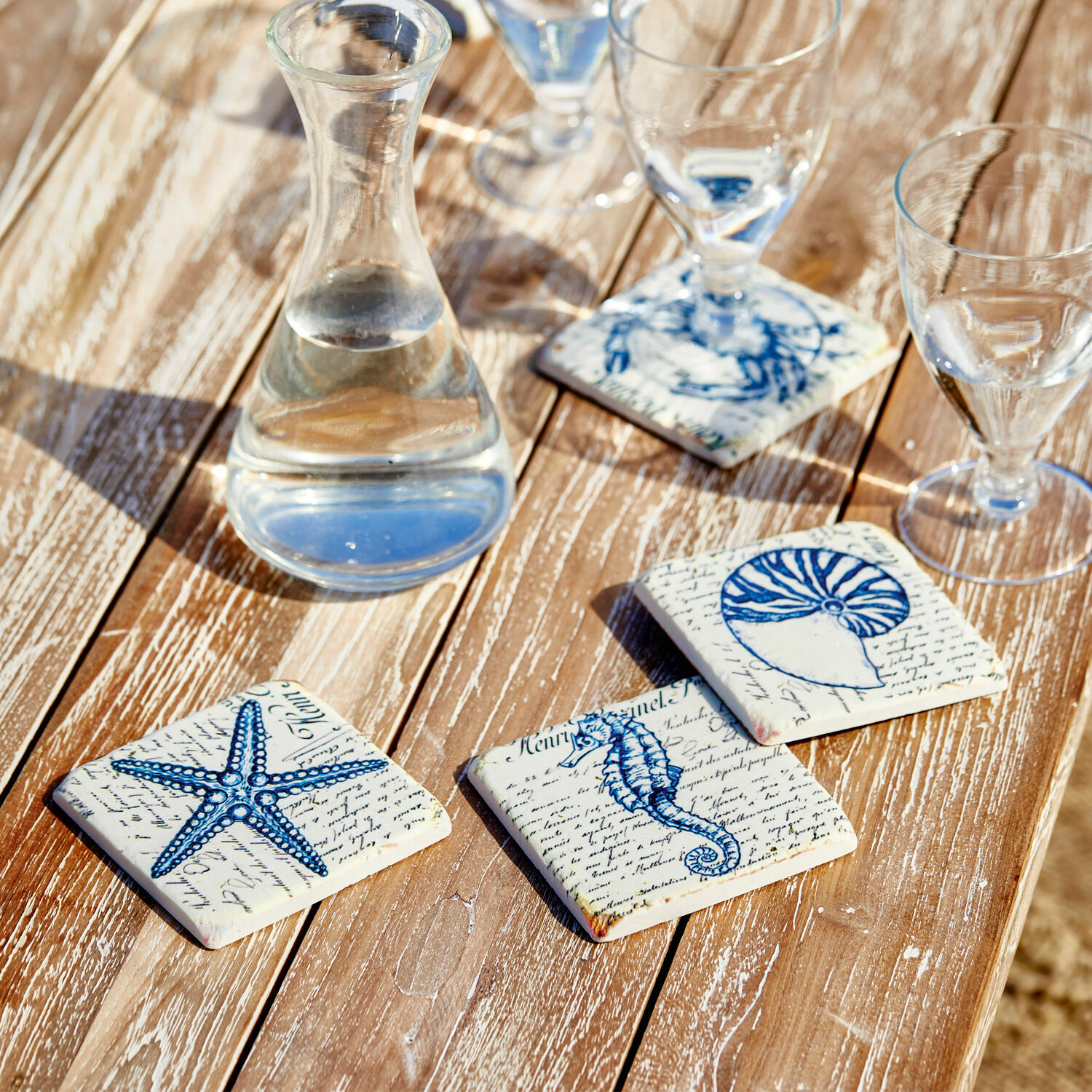 Lot de 4 dessous de verres Faune Marine Dessous de verre en céramique avec motifs marins bleus sur table en bois, décoration de table élégante
