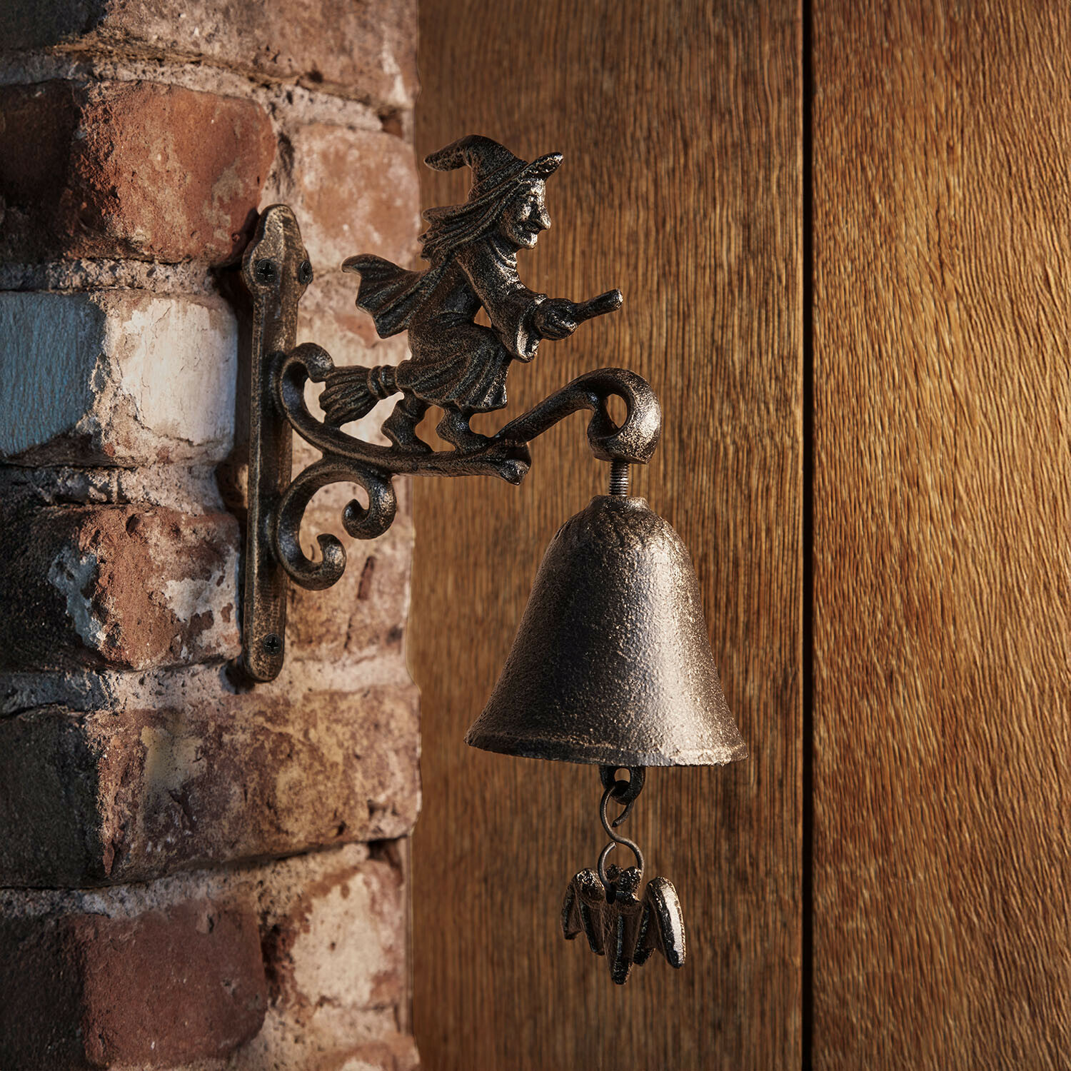Cloche de porte Donvara Cloche en fonte noire avec sorcière sur un balai, fixation murale, décoration de porte originale