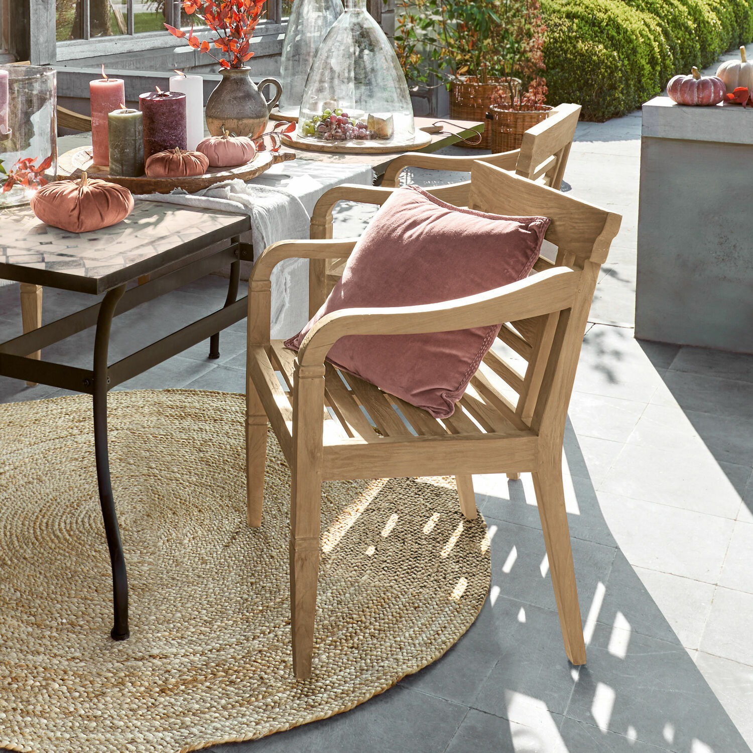 Chaise Fairwood Chaise de jardin en bois clair avec coussin rose, décor automnal et table avec plateau en marbre