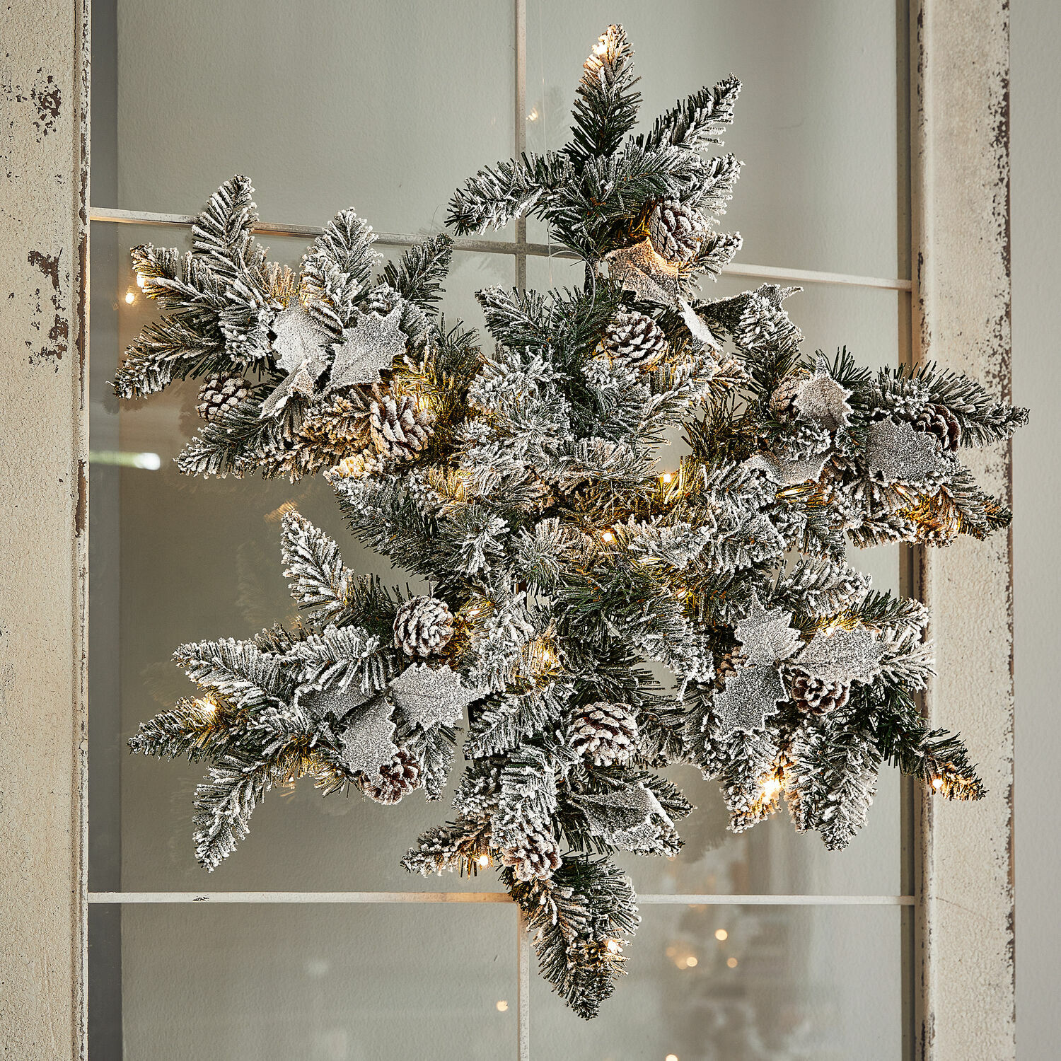 Flocon de neige à LED Azimara Décoration de Noël en forme d'étoile avec branches vertes, pommes de pin enneigées et guirlande lumineuse LED