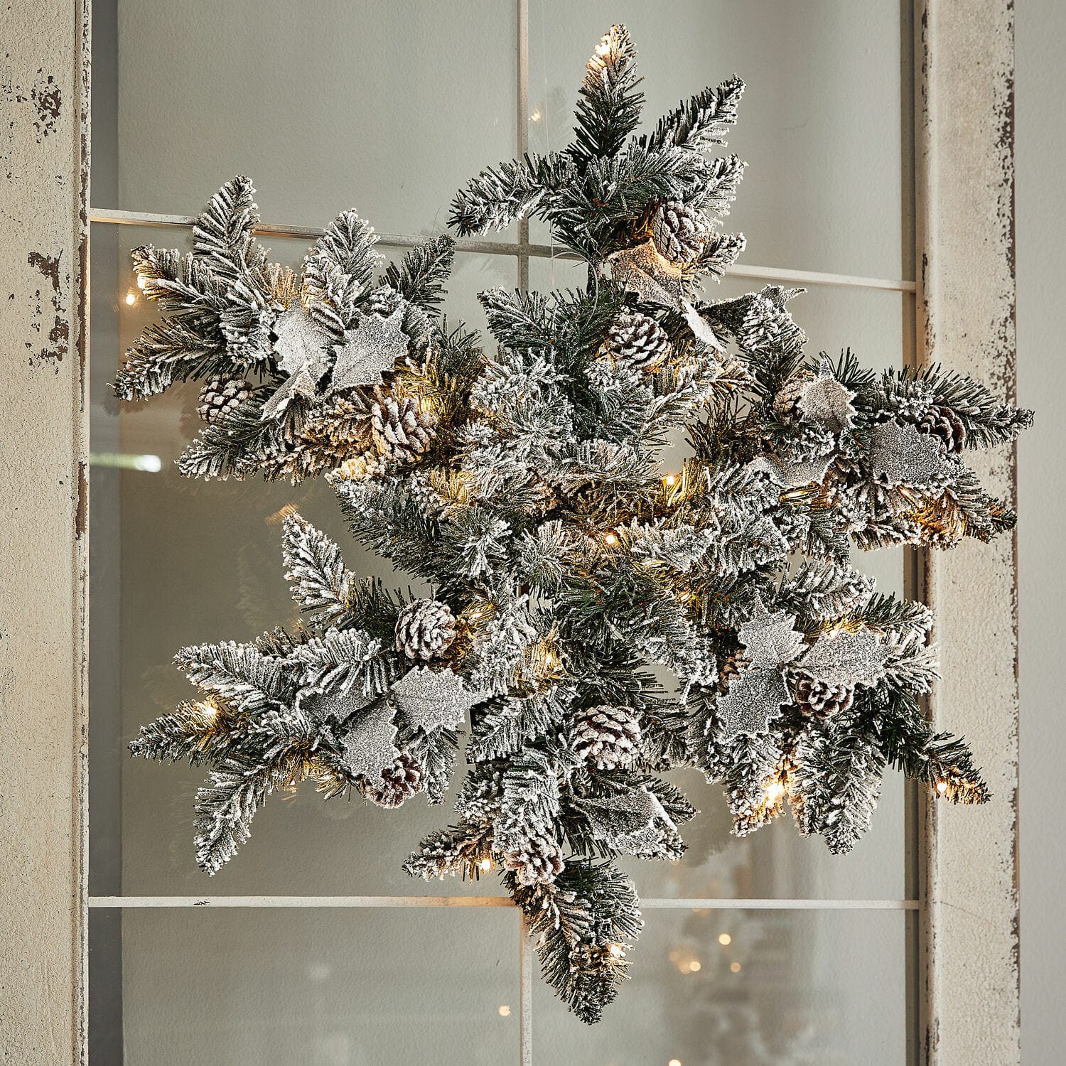 Flocon de neige à LED Azimara Décoration de Noël en forme d'étoile avec branches vertes, pommes de pin enneigées et guirlande lumineuse LED
