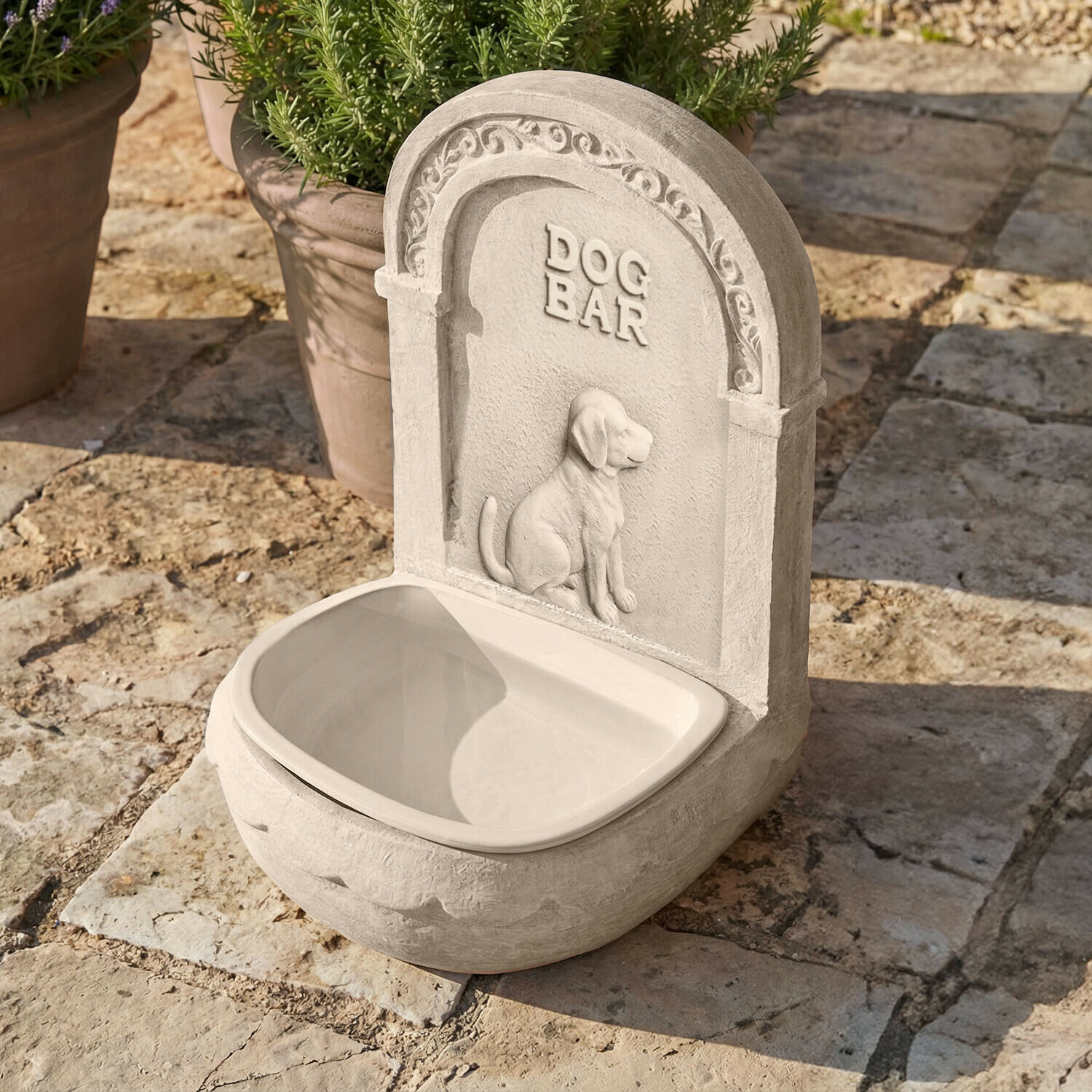 Gamelle à eau pour chien Joravena Gamelle pour chien en pierre grise avec décoration de chien et inscription DOG BAR extérieure