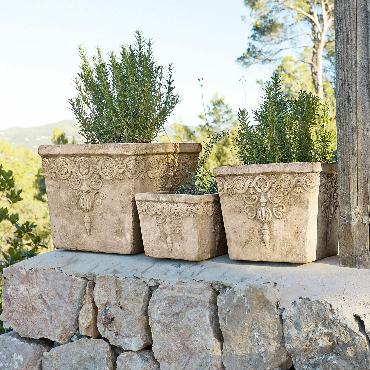 Lot de 3 cache-pots Bissone Ensemble de trois pots décoratifs en pierre beige avec plantes, idéal pour jardin extérieur