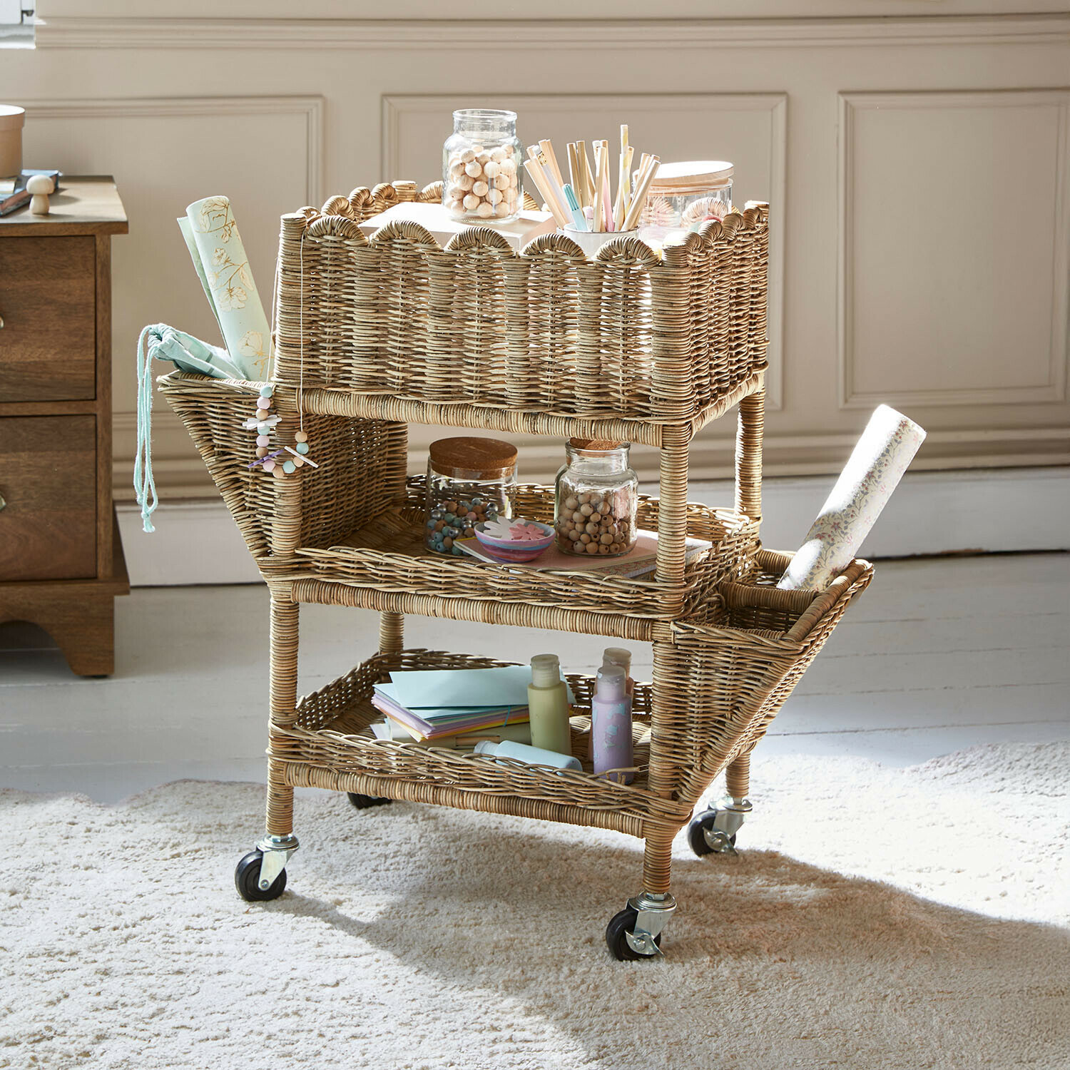 Chariot de bricolage pour enfant Sannilo Chariot en rotin naturel à roulettes avec trois étagères et compartiments latéraux pour rangement d'articles de bureau