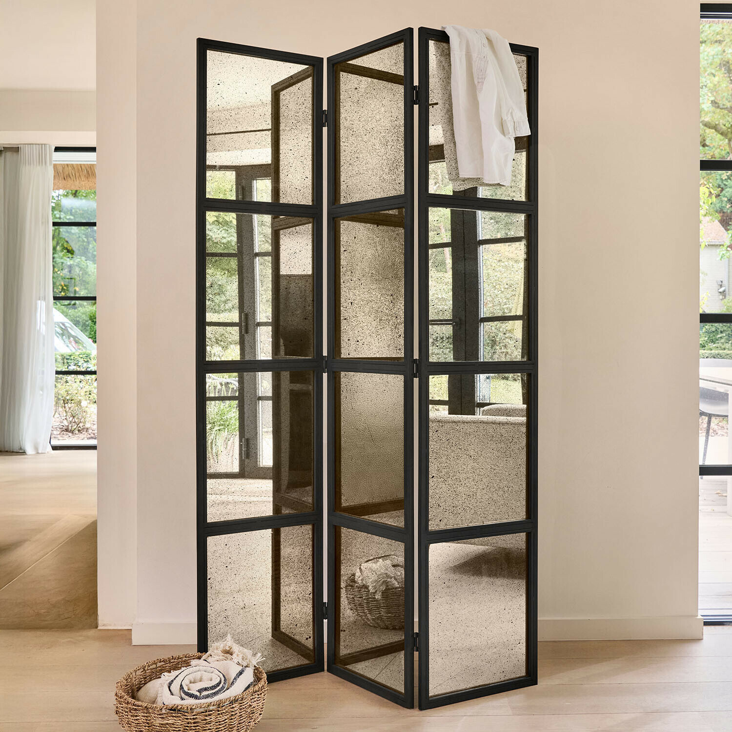 Paravent Ashwyn Paravent triptyque en métal noir avec miroir vieilli, élément décoratif et fonctionnel pour intérieur moderne