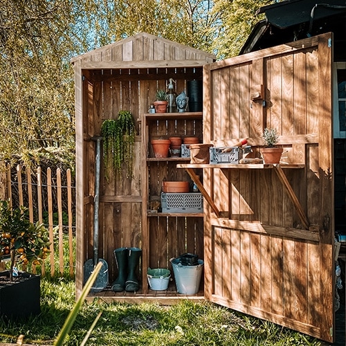 Abri de jardin en bois naturel avec étagères et outils, rangement pratique pour le jardinage