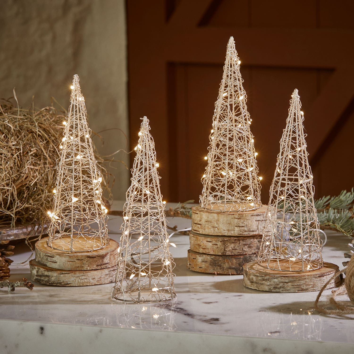 Cônes décoratifs en fil métallique avec lumières LED chaudes sur socles en bois, décoration de table festive