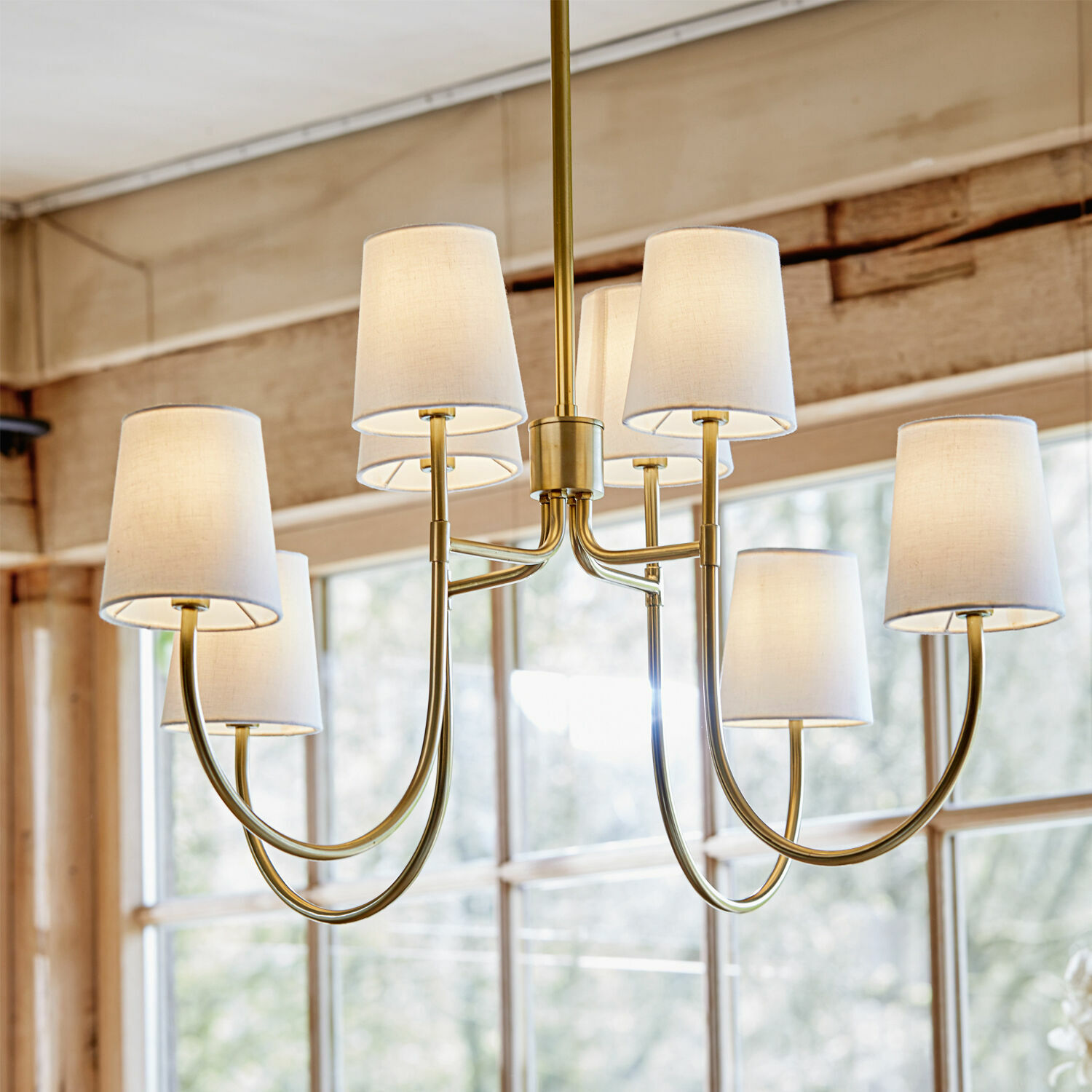 Suspension Plainfield Lustre doré à huit abat-jours blancs en tissu, éclairage élégant pour salon moderne