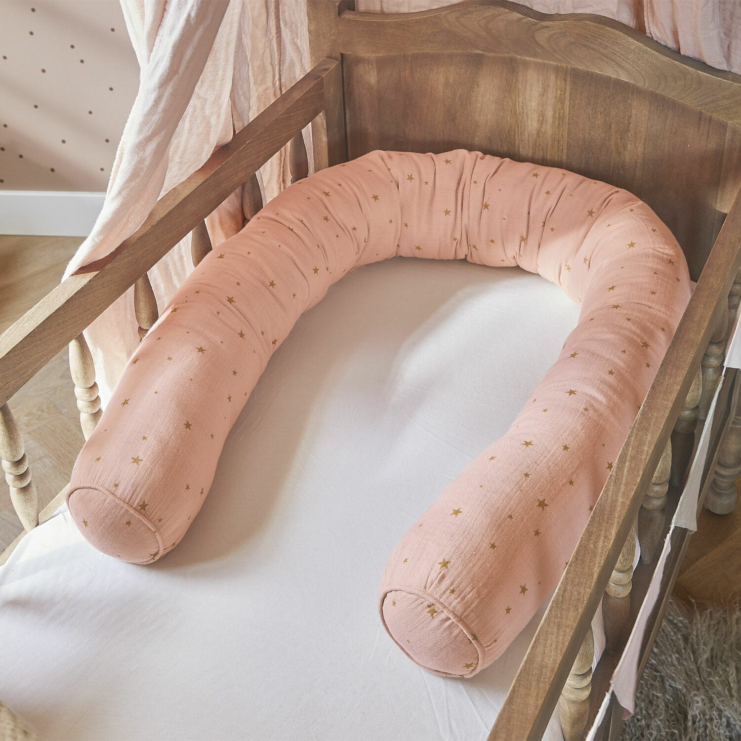 Tour de lit traversin Vianne Coussin rose en coton avec imprimé étoiles, parfait pour lit bébé dans une chambre d'enfant