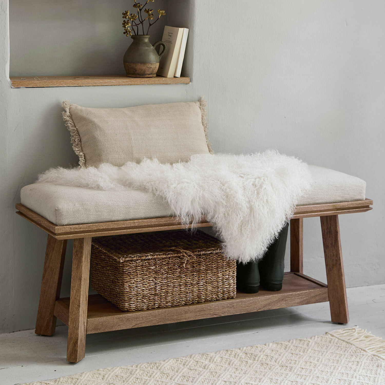 Banc Abington Banc en bois de manguier avec coussin beige et plaid en fausse fourrure blanche, rangement pratique dessous