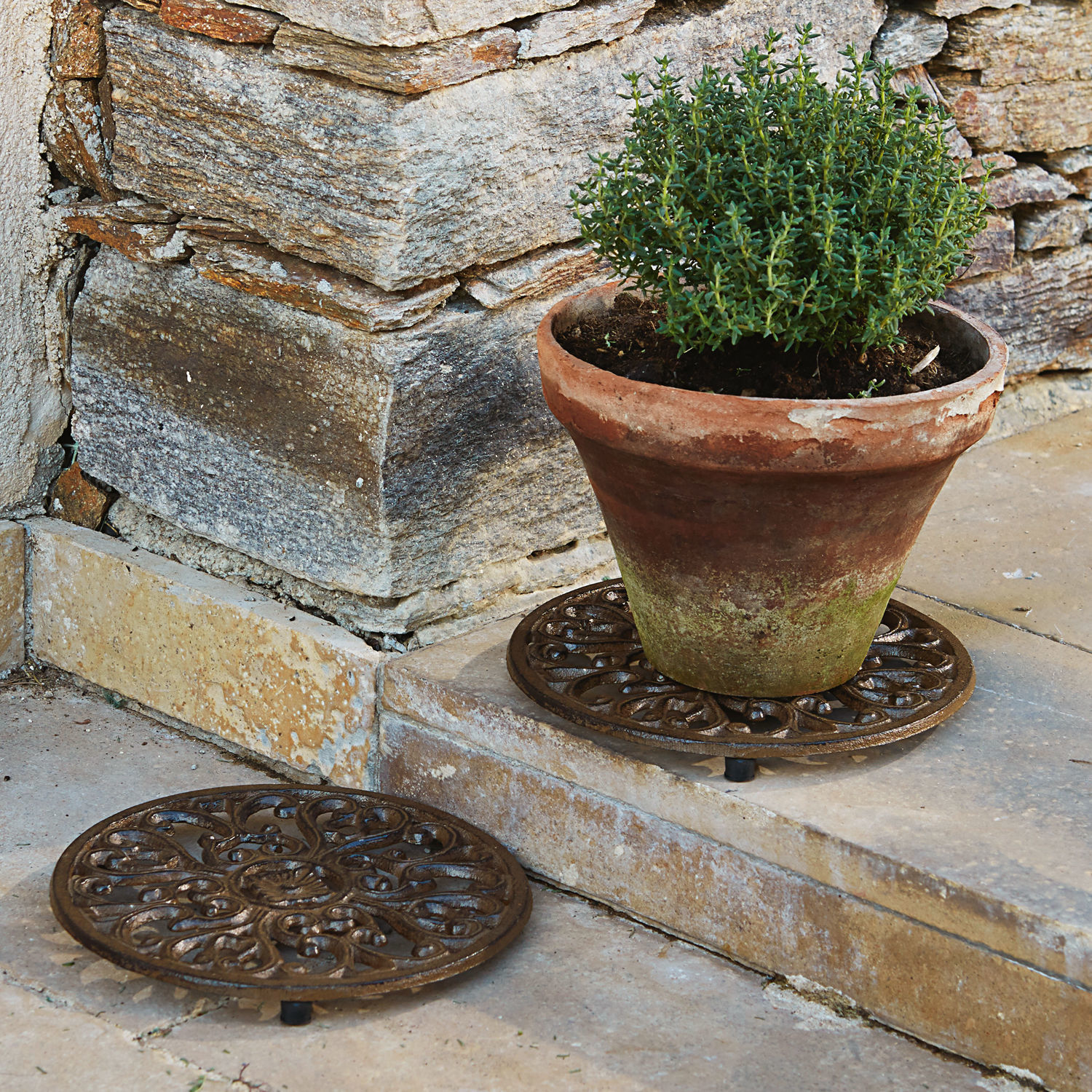Lot de 2 supports pour pots de fleurs Winton Sous-pot rond en fonte brun avec motif décoratif, parfait pour protéger les surfaces en jardin