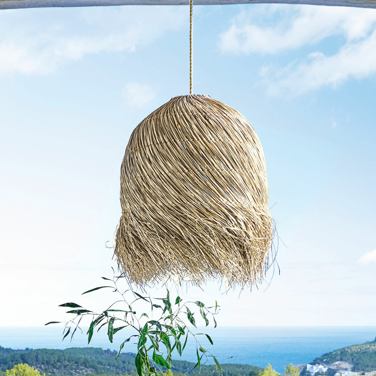 Abat-jour Little Shereena Suspension en rotin naturel beige, lampe décorative suspendue pour intérieur et terrasse avec vue mer