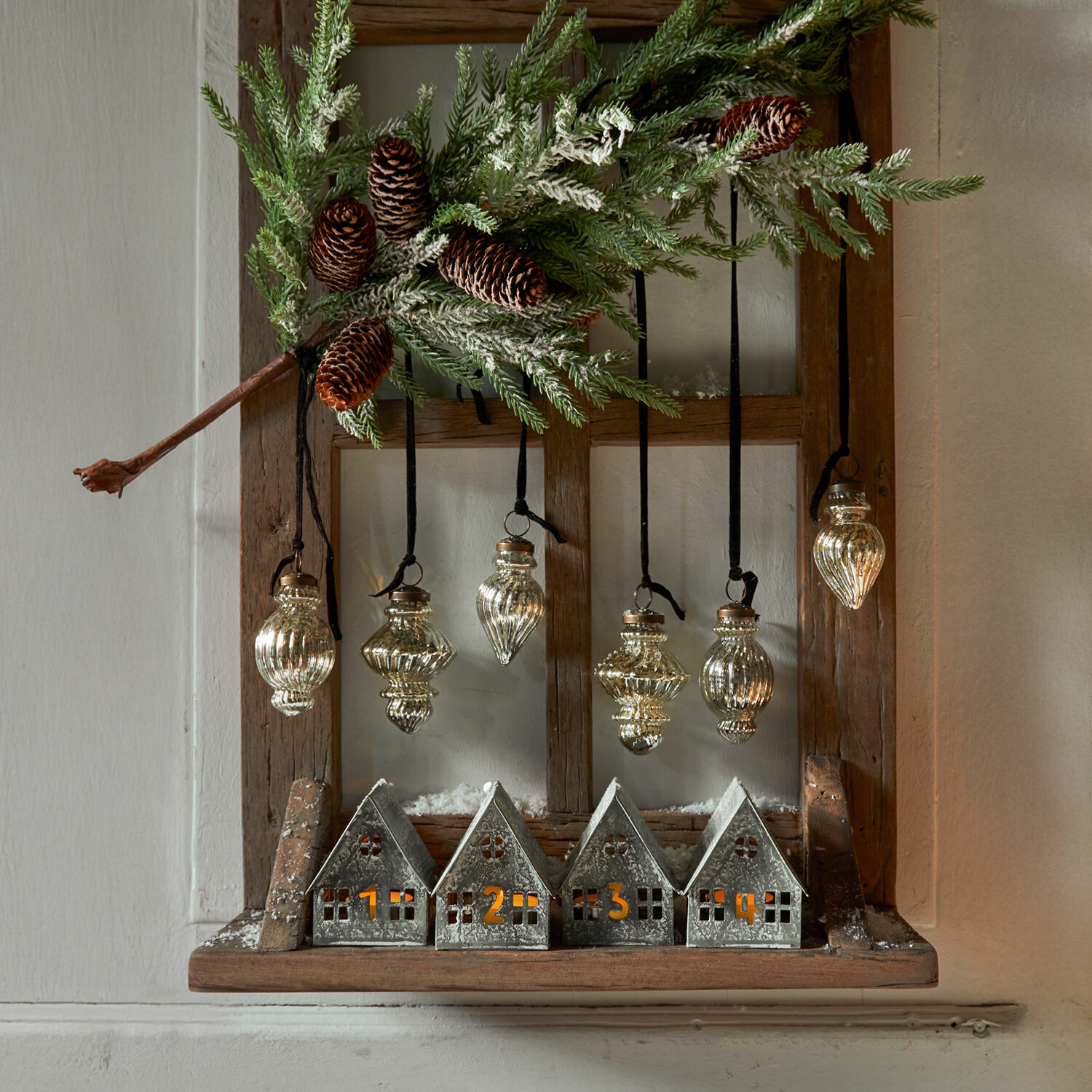 Décorations de Noël, set de 6 Everelles Maisons en métal numérotées 1 à 4 avec éclairage, décorations en verre suspendues et branche de sapin