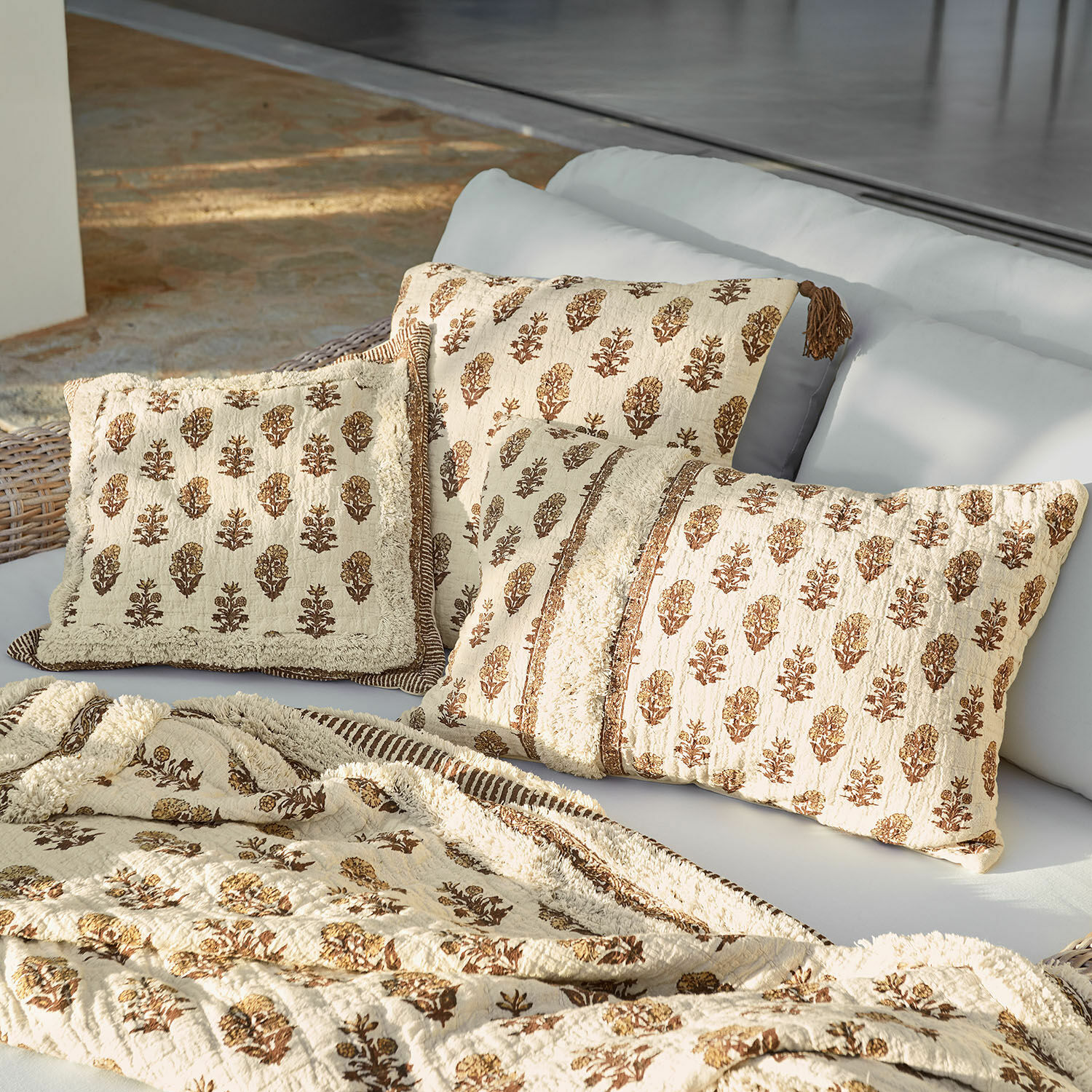 Lot de 3 housses de coussins Arsalan Ensemble de coussins et plaid en coton beige avec motif floral marron pour salon