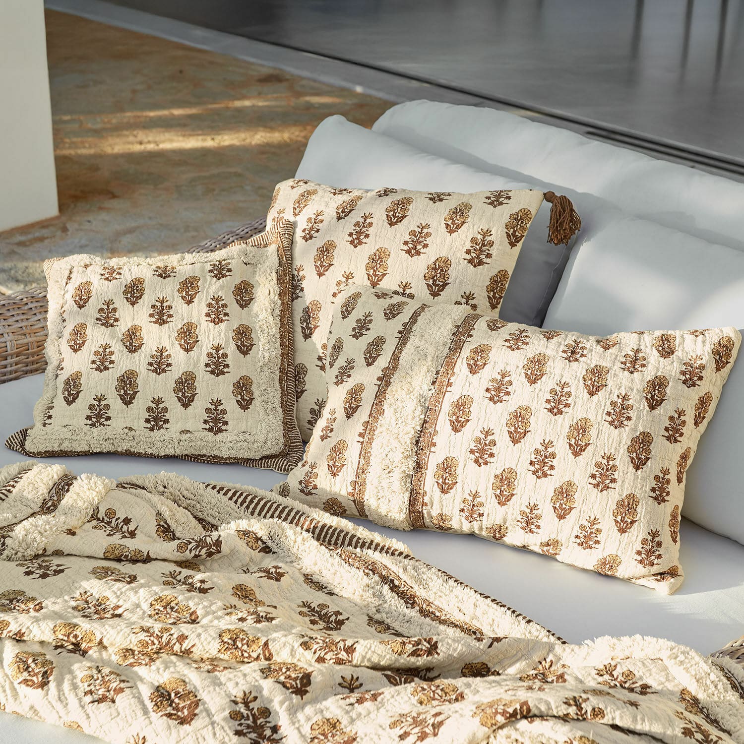 Lot de 3 housses de coussins Arsalan Ensemble de coussins et plaid en coton beige avec motif floral marron pour salon