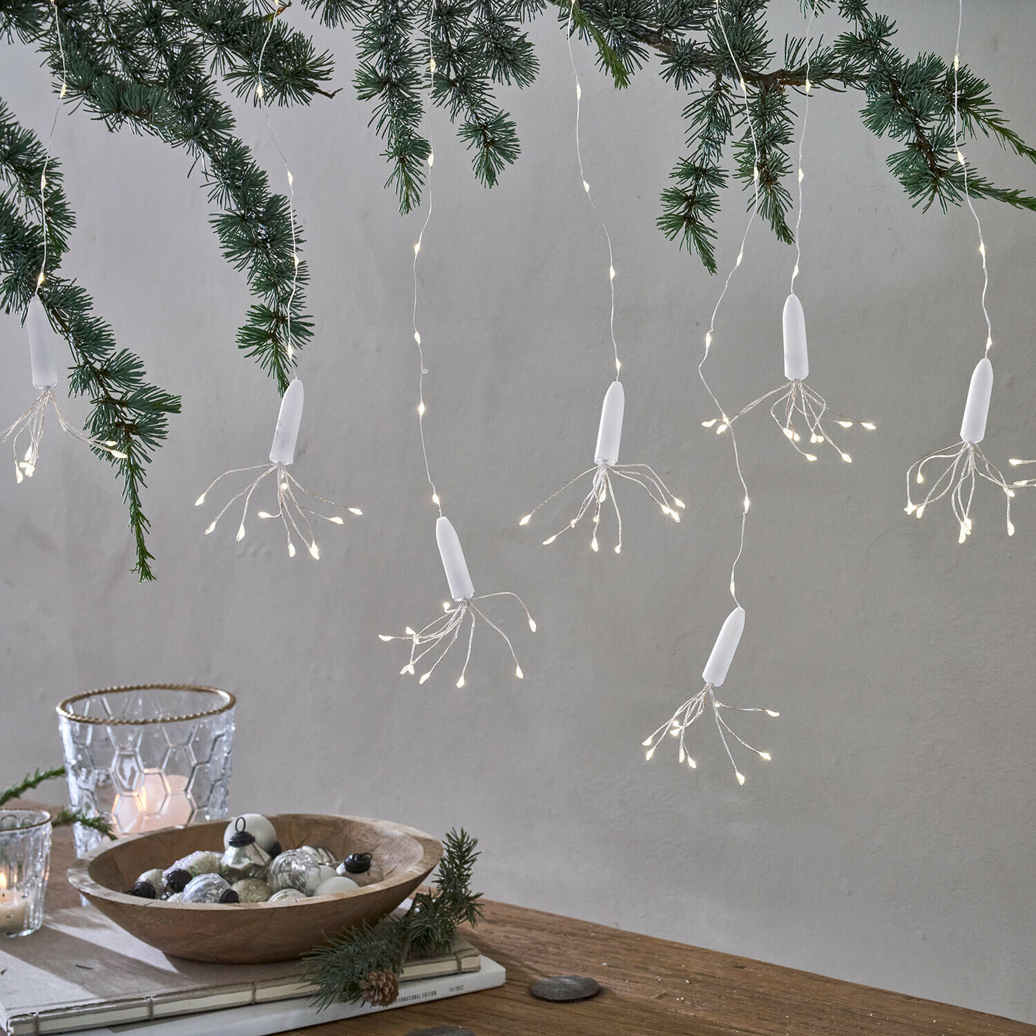 Guirlande lumineuse Bellarian Guirlande lumineuse LED blanche suspendue à des branches de sapin, décoration de table avec bol en bois et bougies